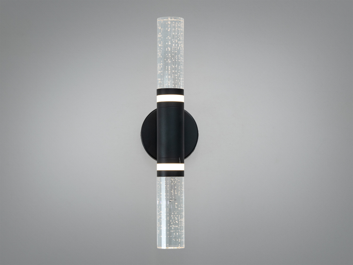 Вертикальний настінний світильник з чорним металевим корпусом і прозорими скляними елементами. Ідеальний для освітлення коридорів.