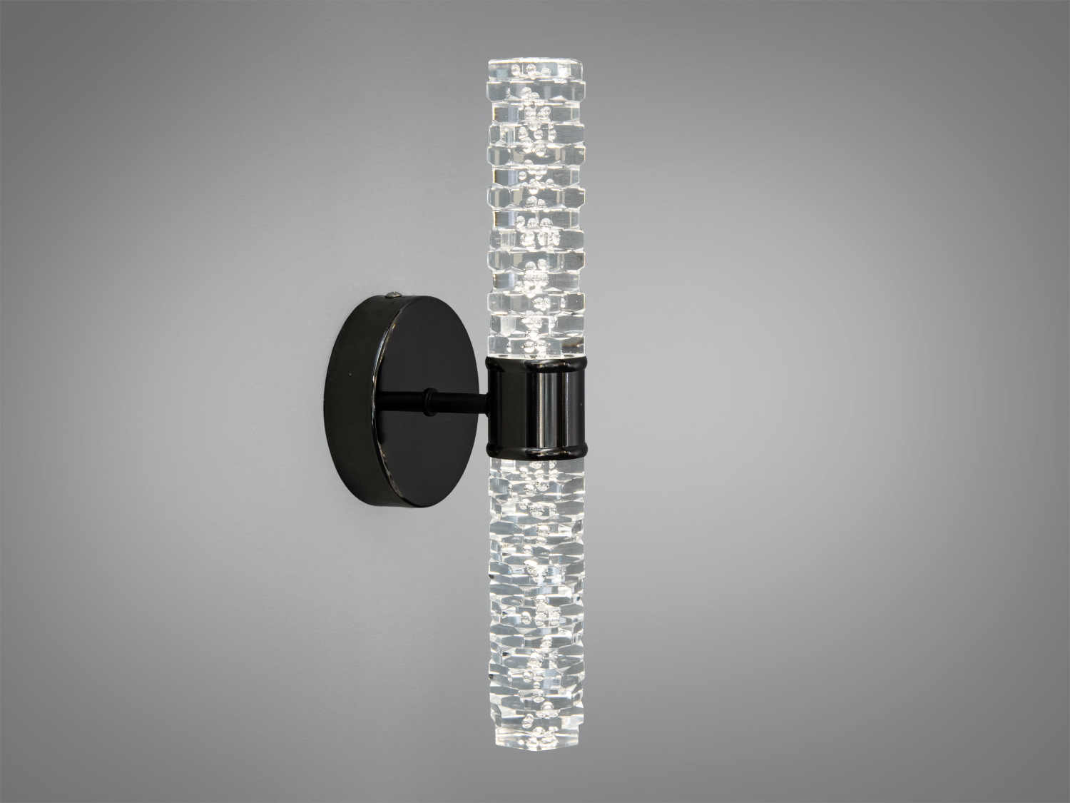Витончений світильник з прозорого скла, має циліндричну форму, монтується на чорну основу, ідеальний для освітлення ванної кімнати.