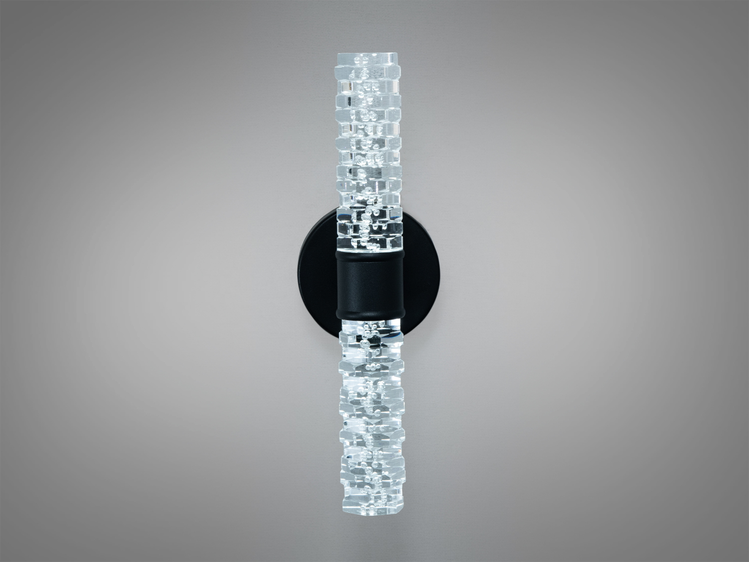 Світильник для стіни з вертикальним розташуванням, має прозорий скляний плафон з текстурою та чорне кріплення, підходить для ванної кімнати.