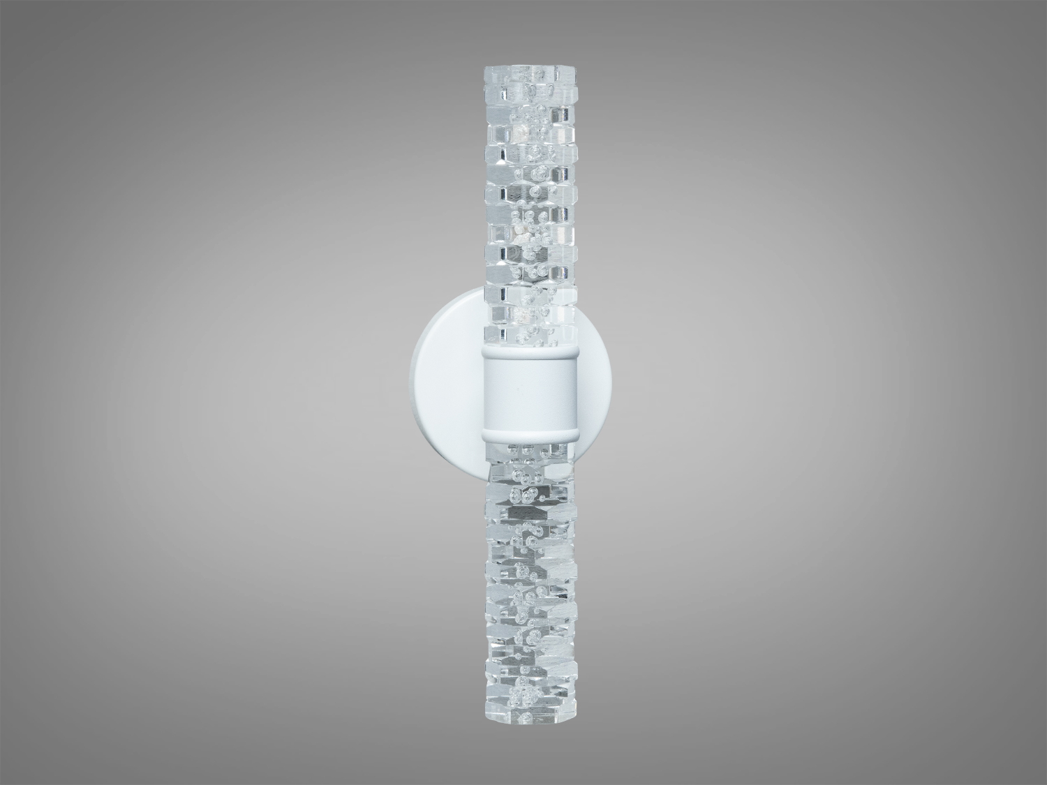 Вертикальний настінний світильник з прозорим акриловим плафоном, що нагадує кришталь, підходить для ванних кімнат. Легкий монтаж на стіну.