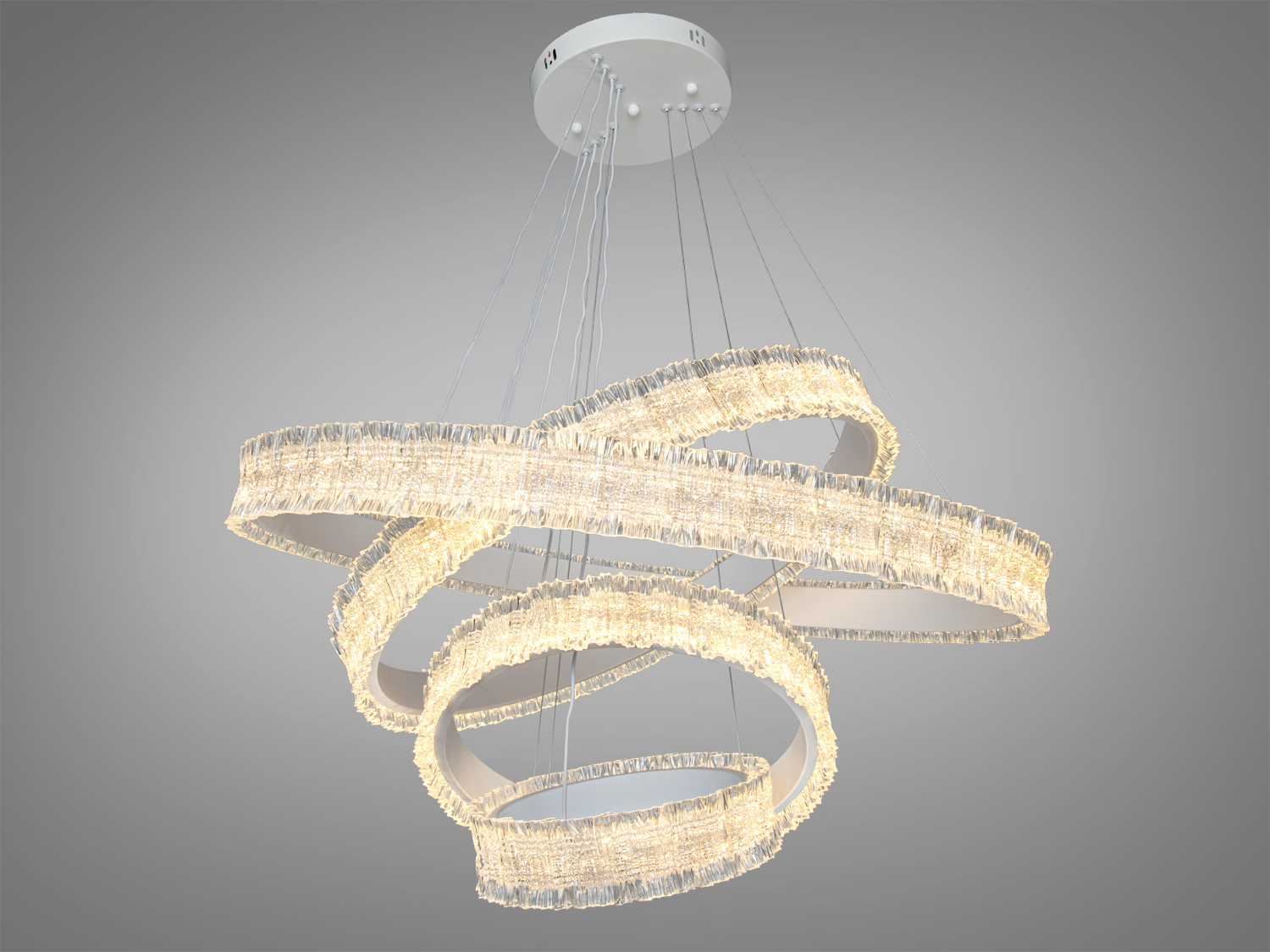 Стельова люстра з кільцевими світлодіодними елементами, підвішена на тонких дротах, забезпечує рівномірне освітлення.