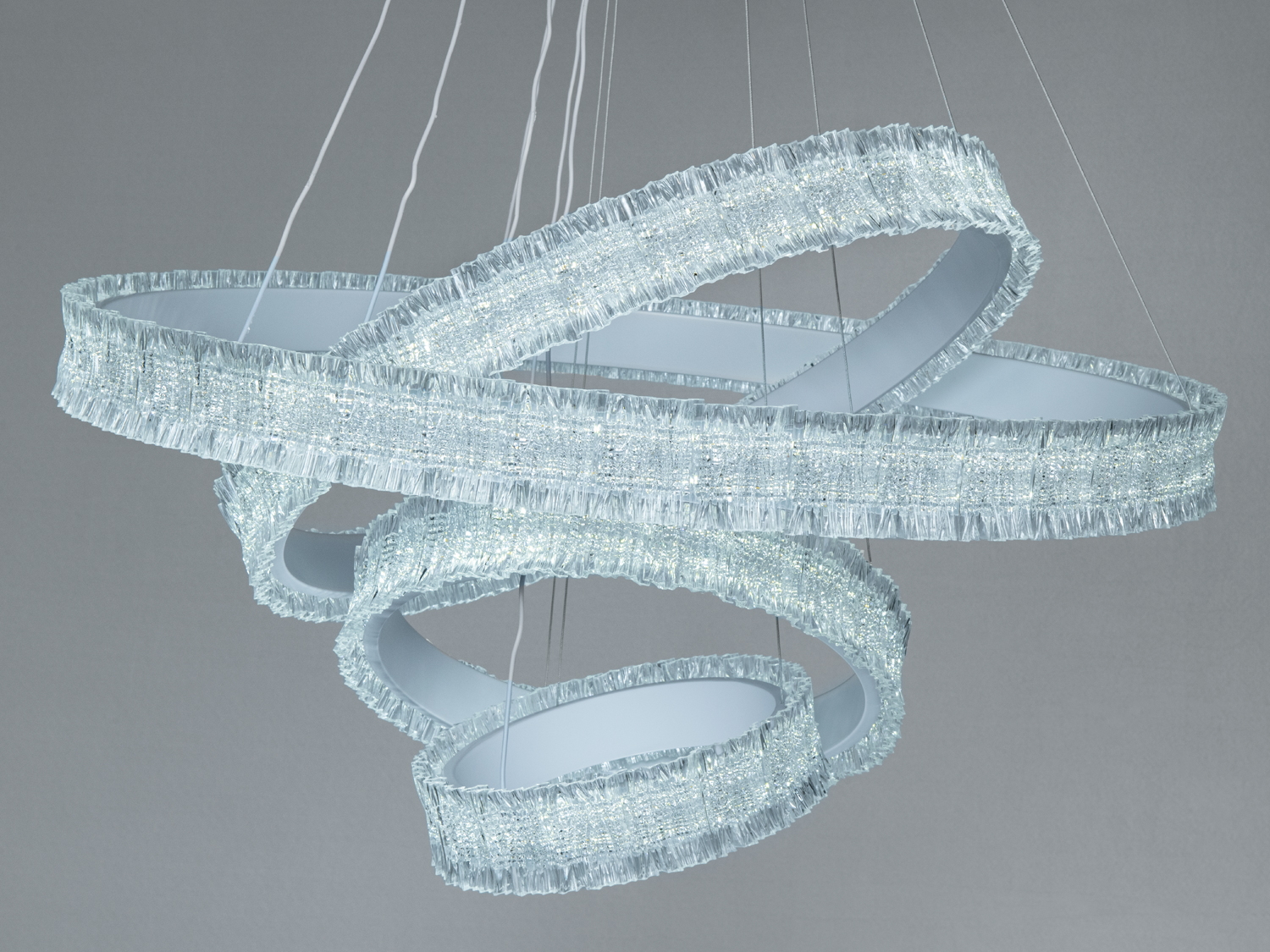 Світлодіодна люстра з кільцевими елементами, виконана у сучасному стилі, підходить для вітальні або їдальні.