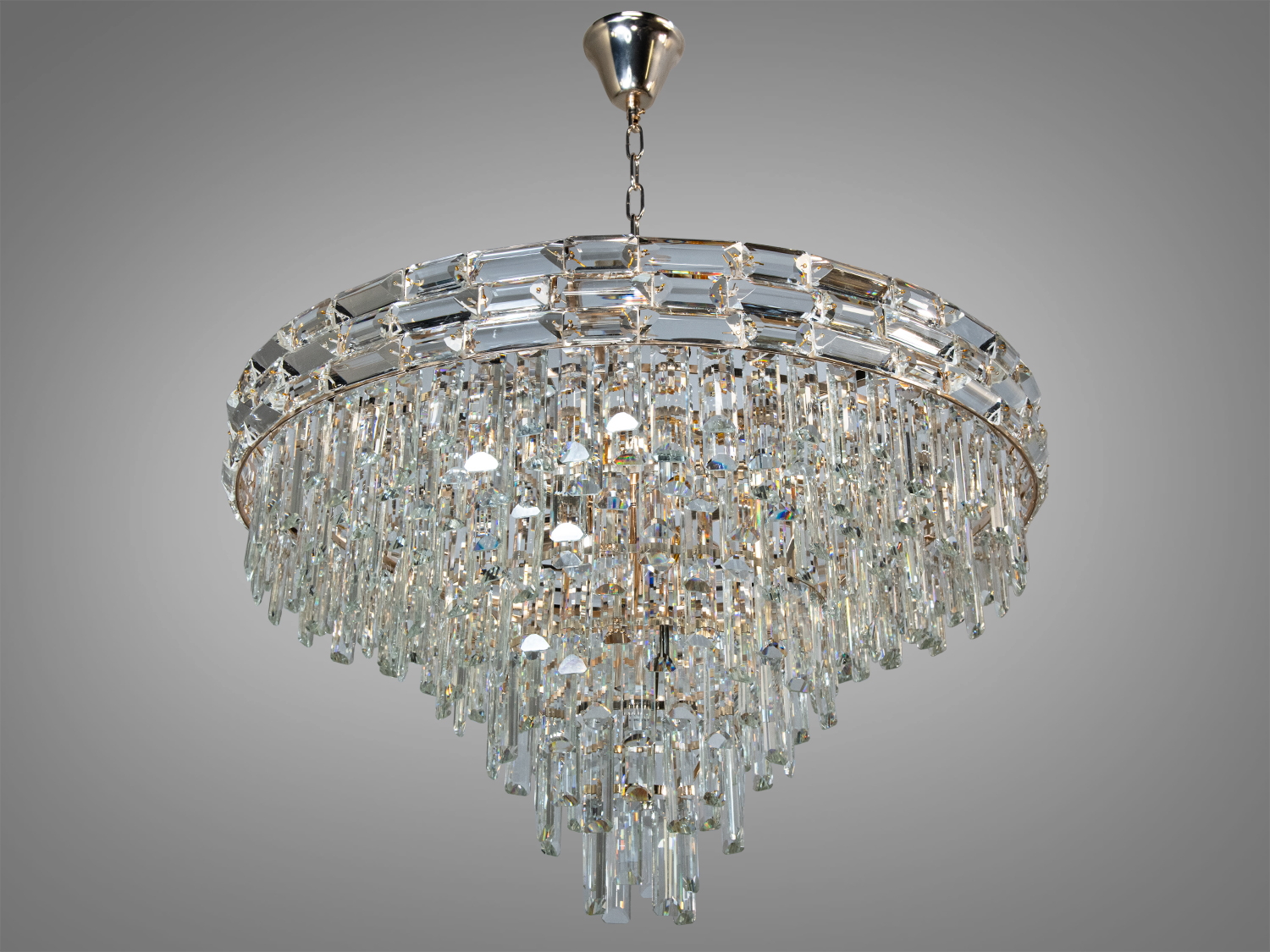 Люстра з кришталевими елементами, що відбивають світло, створюючи вражаючий візуальний ефект. Підходить для класичних інтер′єрів.