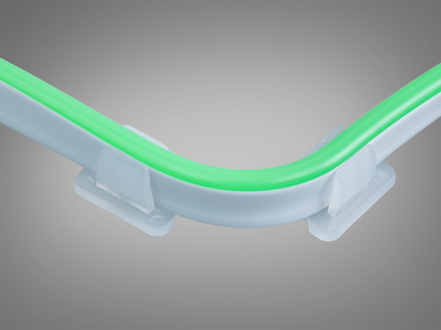 Гнучкий світлодіодний неон у пластиковому кріпленні, що фіксує його вигнуту форму.