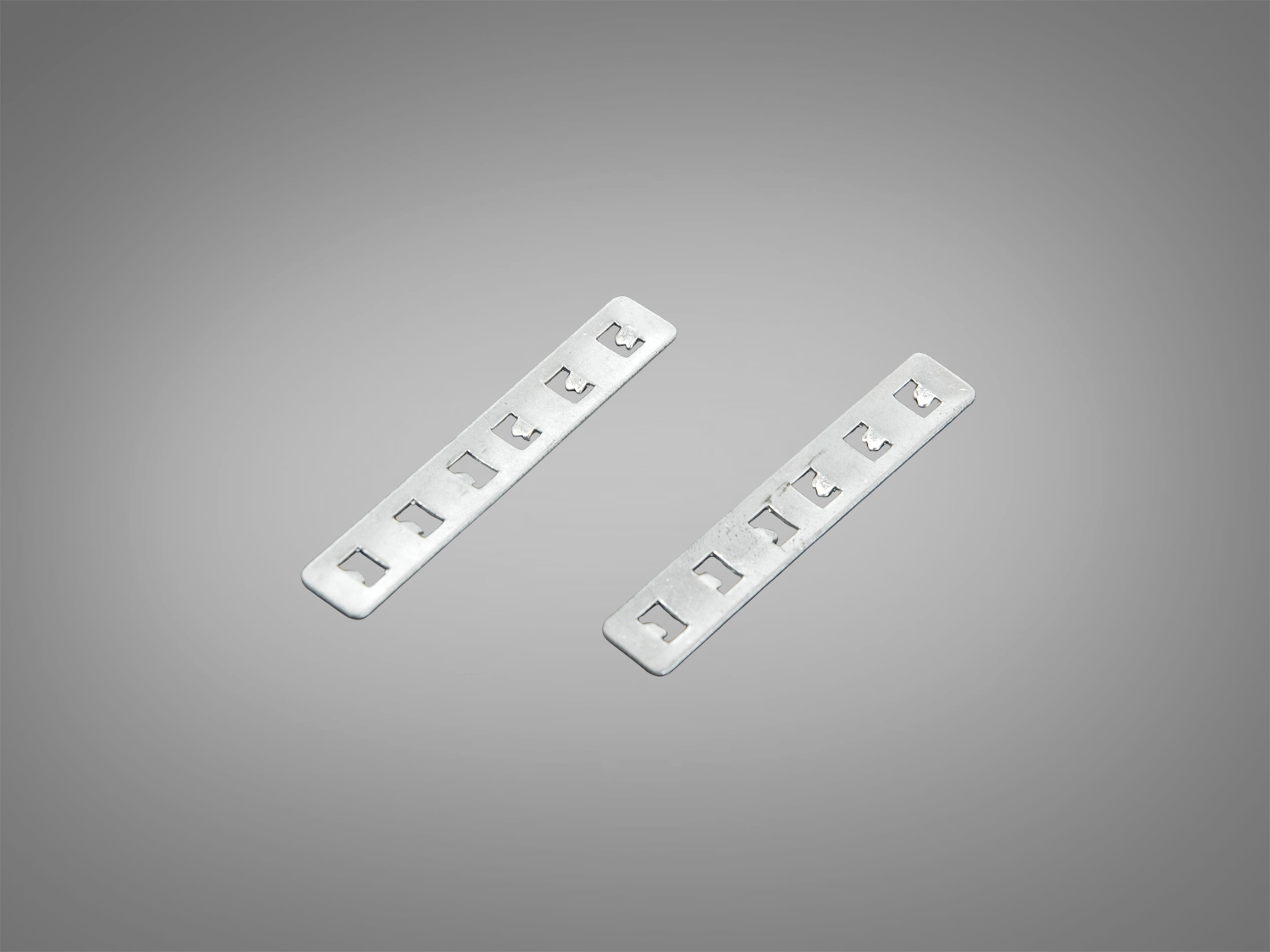 Металеві монтажні пластини з отворами для кріплення, прямокутної форми, використовуються для з′єднання конструкцій в інтер′єрі.