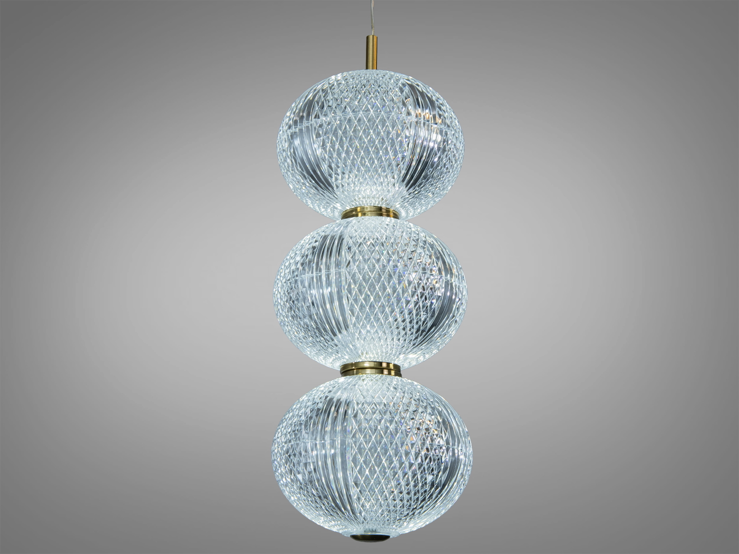 Світильник з трьома акриловими кулями з текстурованою поверхнею, підвісний монтаж.