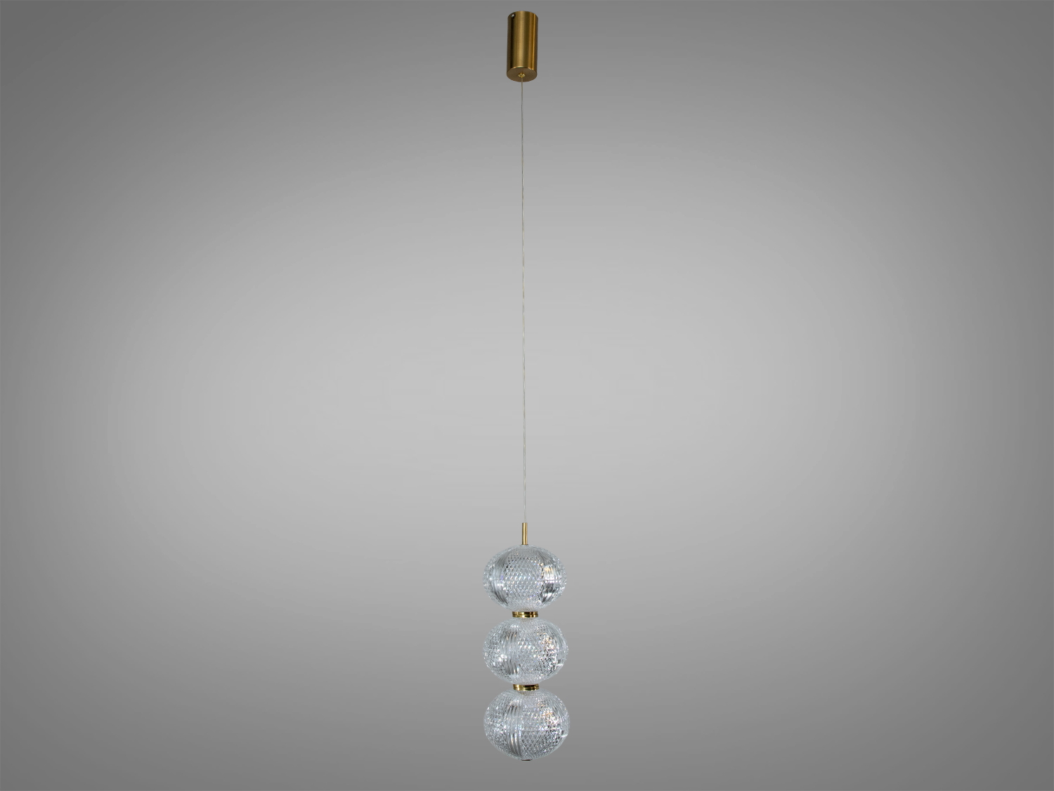 Круглий світильник з золотистою окантовкою, підвішений на тонкому дроті. Прозорий центр створює ефект розсіювання світла. Підходить для кухні.