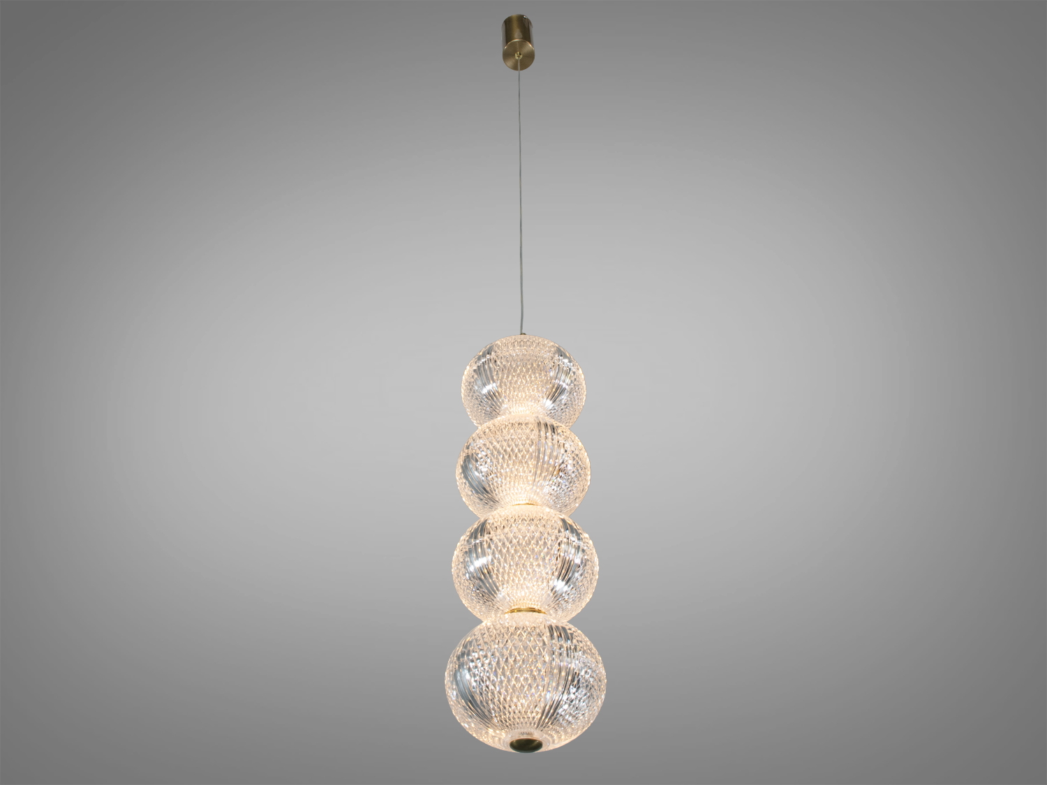 Підвісний світильник з чотирма кулями із акрилу, що випромінюють тепле світло. Ідеальний для вітальні.