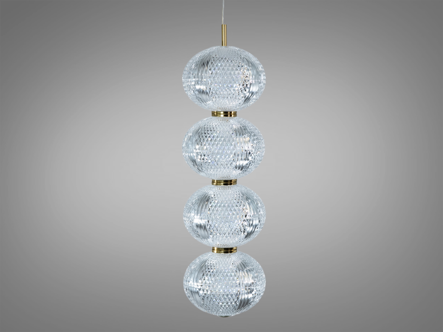 Підвісний світильник з чотирма прозорими акриловими кулями, підвішений на тонкому дроті. Використовується для освітлення кухні.