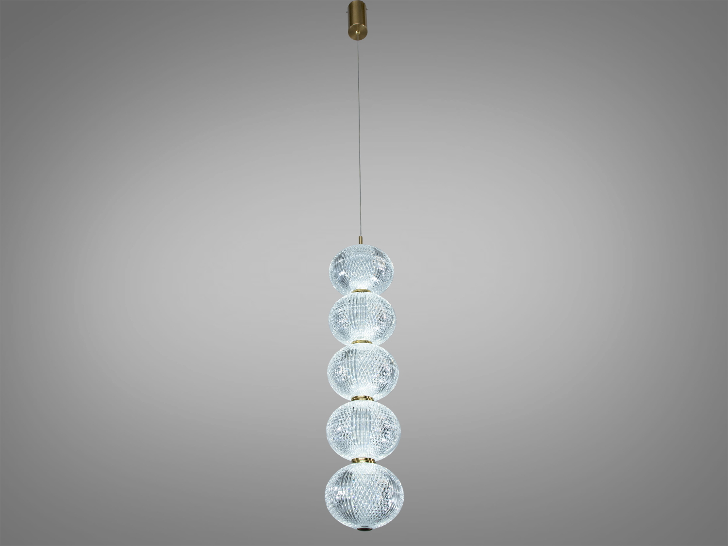Підвісний світильник з п′яти акрилових куль, підвішений на тонкому кабелі, ідеальний для високих стель.