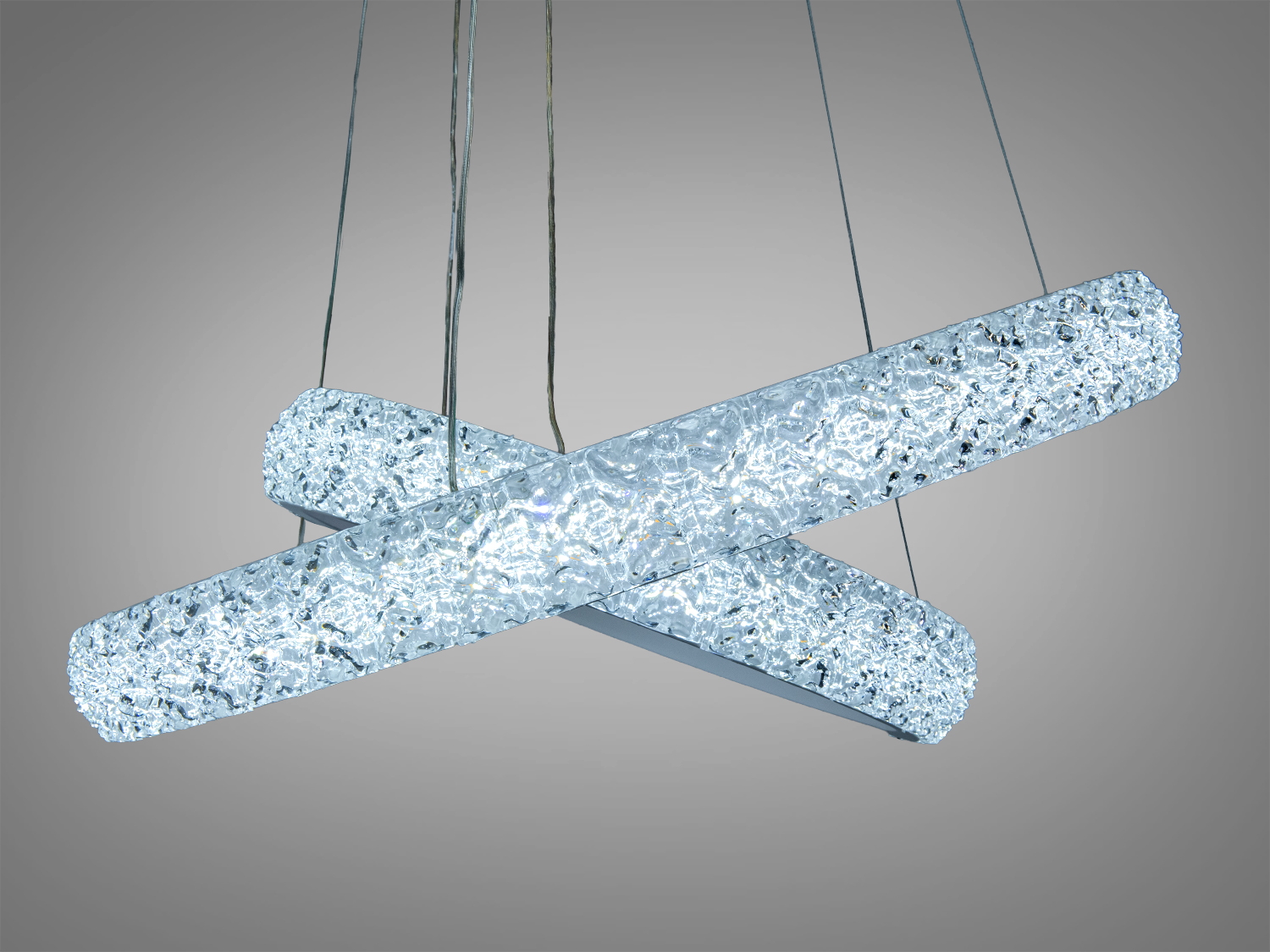 Підвісний світильник з холодним білим світлом, виконаний у формі перехрещених кілець. Підходить для офісних приміщень.