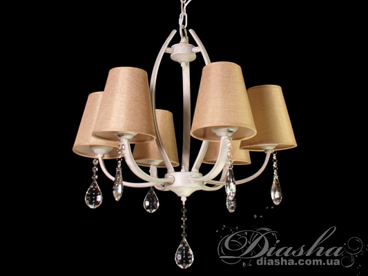 Прованський стиль відображає, насамперед, природну красу природи, її бездоганність і гармонію. Загальне освітлення в стилі &laquo;прованс&raquo; має бути спокійним і м'яким, а забарвлення наближені до природної гамі. Це, звичайно ж, всілякі світлі пастельні тони і відтінки бежевого, молочного, золотистого, що ефектно доповнені лаконічними підвісками з високоякісного кришталю. Подібні люстри здатні створити у Вашому будинку справжню романтичну обстановку, завдяки особливому &laquo;шарму&raquo; і шляхетності старовини. Це стосується, також і затишних готелів, пансіонатів, кафе, ресторанів та ін. Дані світильники принесуть в будь-який будинок не тільки спокійне, м'яке і рівне світло, але і створять у ньому неповторний колорит настільки популярною Французької провінції.
Представлені люстри цієї моделі зі звичайними лампами розжарювання, світлодіодними лампами або &laquo;економками&raquo; на патрон Е14 внесуть неповторні нотки в будь-який інтер'єр.