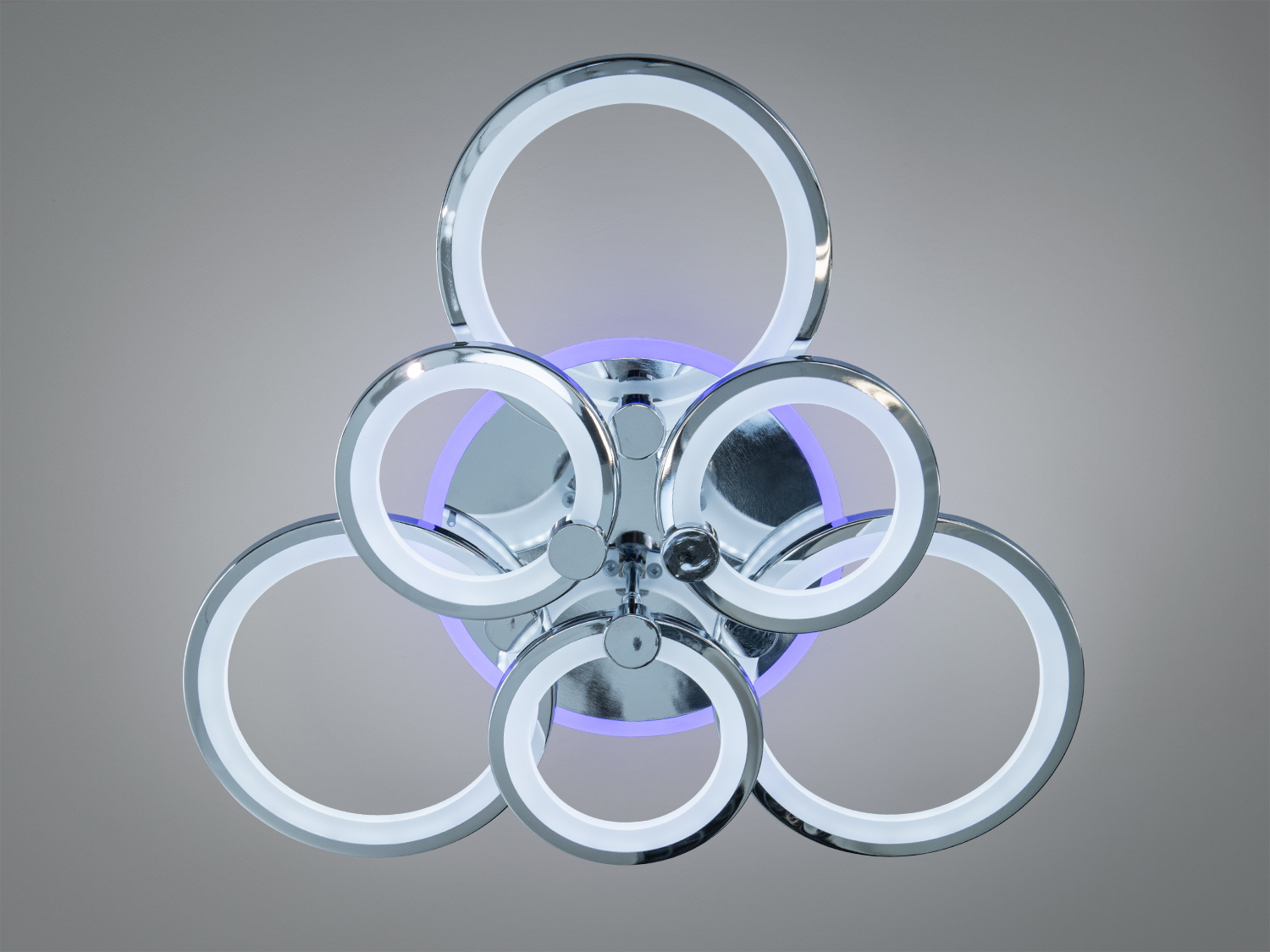 Світлодіодна люстра під стелю виконана у формі композиції з шести круглих елементів різного діаметра, які, немов орбіти, переплітаються між собою.