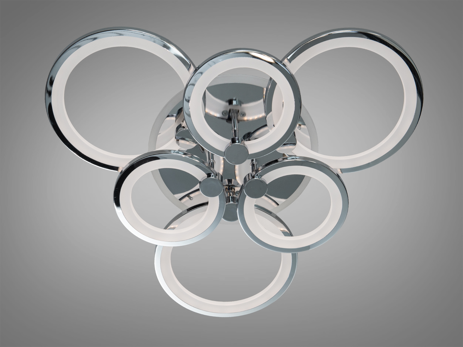 Акрилова люстра неначе оживає в просторі, створюючи враження, що світло плавно витікає з її серцевини, огортаючи кімнату теплом і затишком.