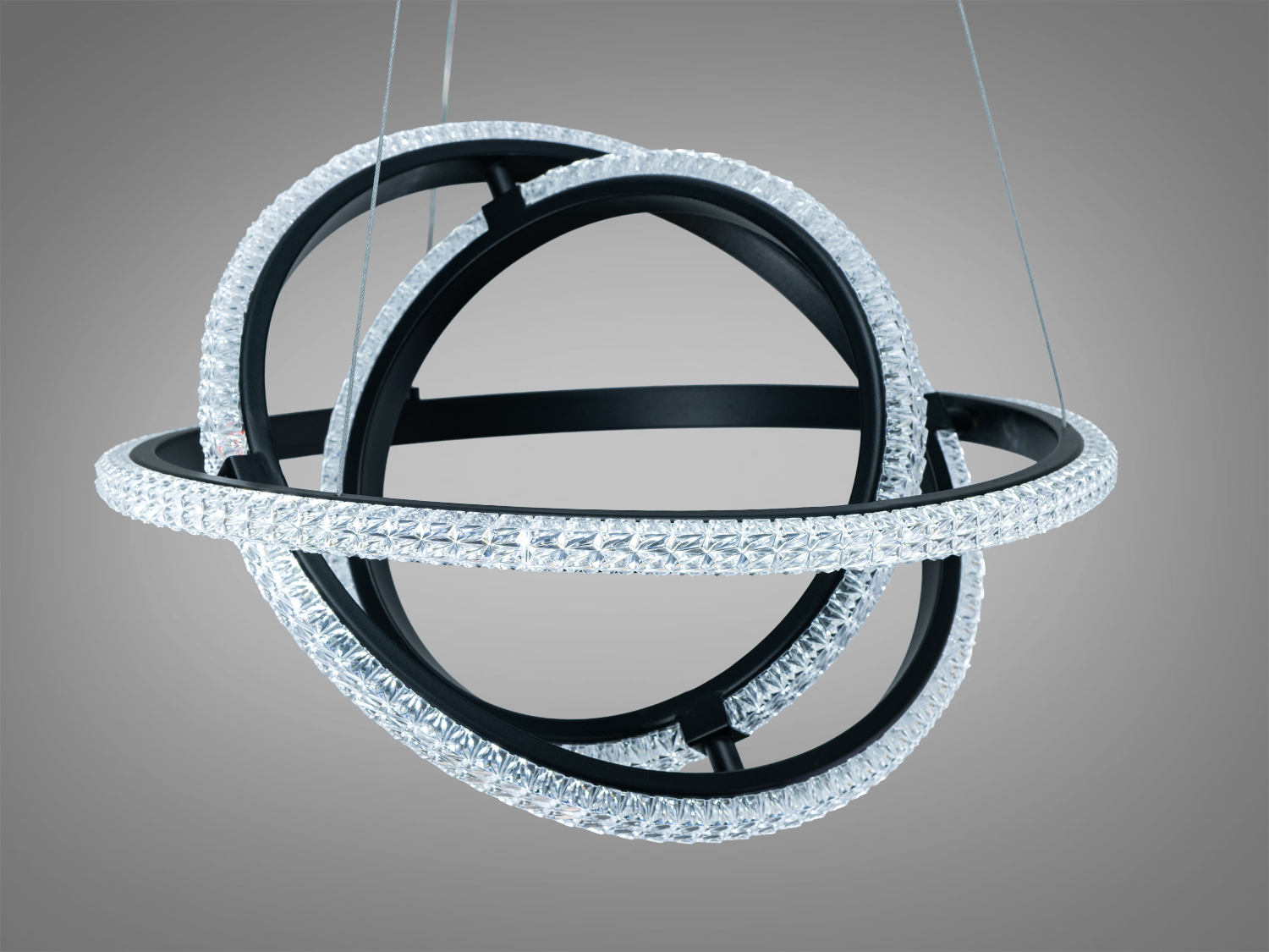 Світильник з акриловими кільцями, що перетинаються, з прозорим покриттям. Підходить для монтажу на стелі.