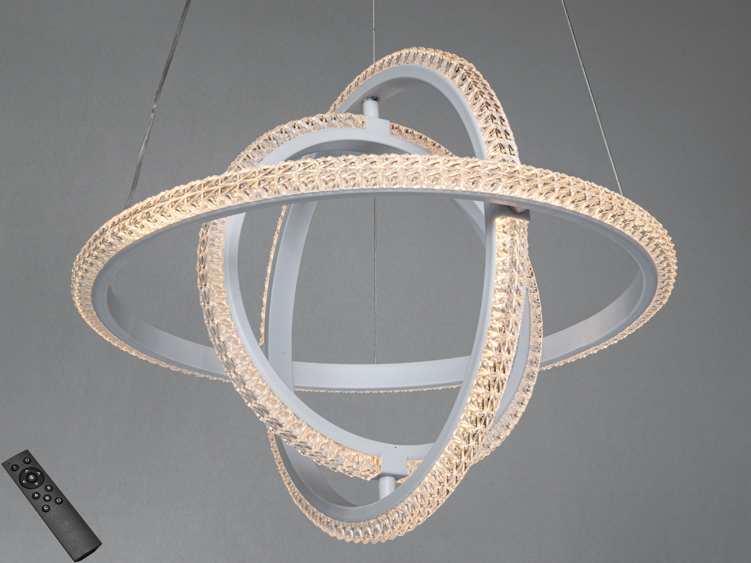 Світильник з кільцями, що перетинаються, з дистанційним керуванням. Підвісна конструкція з акцентом на кристалічний матеріал.