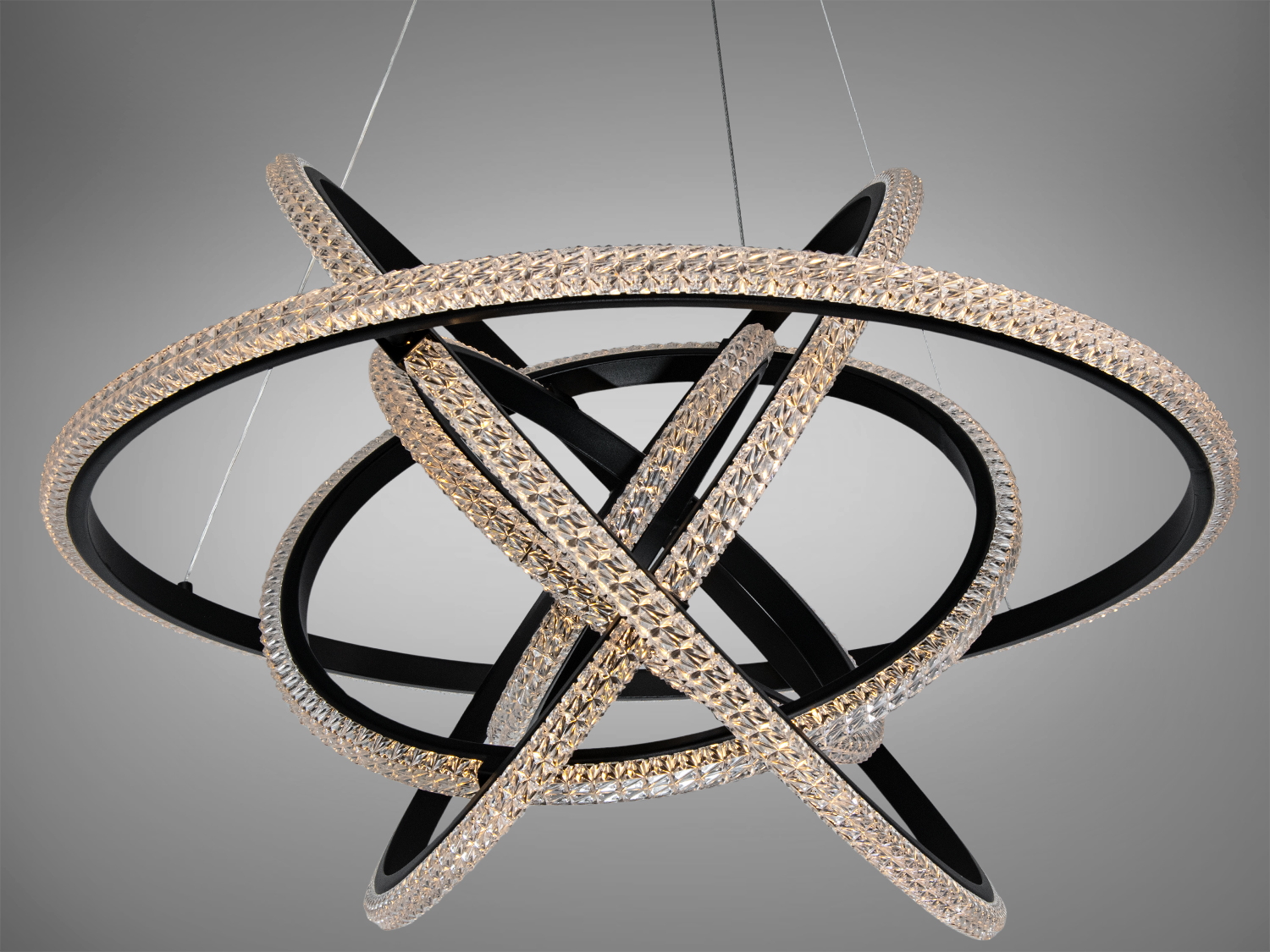 Люстра з кільцями, що перетинаються, з теплим світлом, ідеальна для вітальні або їдальні.