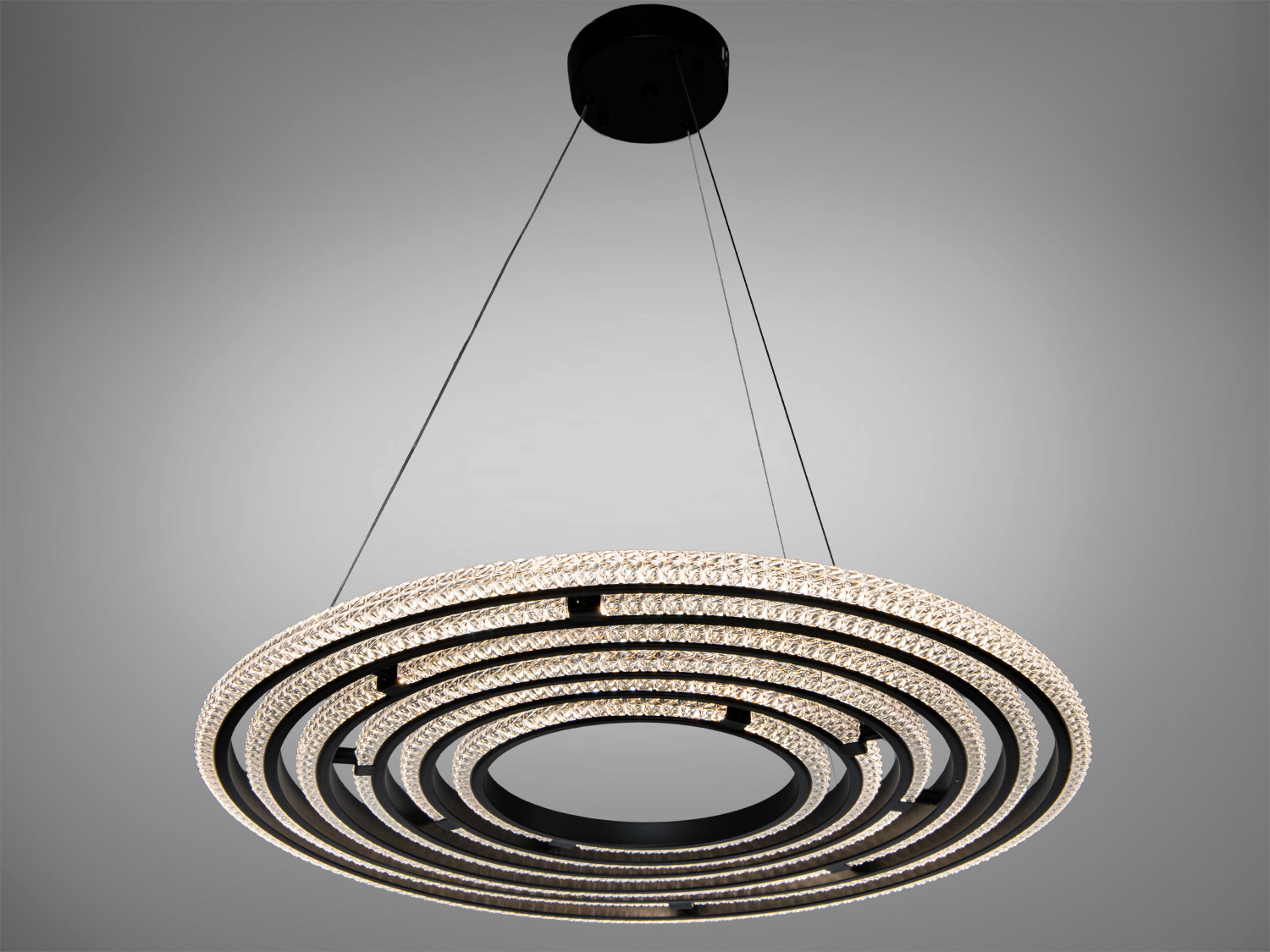 Люстра з концентричними кільцями, що створює ефектний світловий малюнок, підходить для просторих приміщень.
