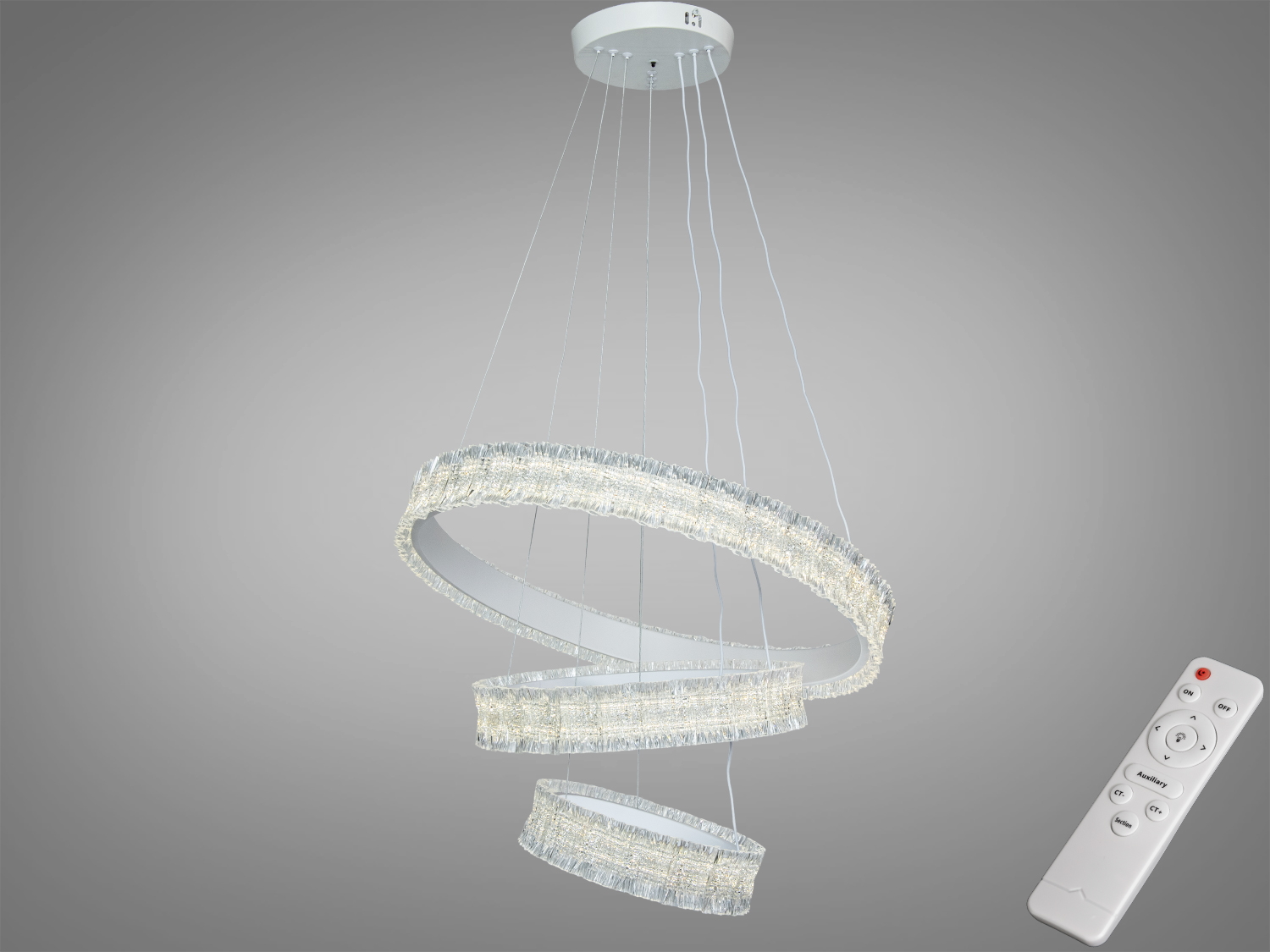 Підвісний світильник з трьома кільцями, оснащений дистанційним керуванням. Прозорий матеріал створює ефект кришталю, підходить для сучасних інтер′єрів.