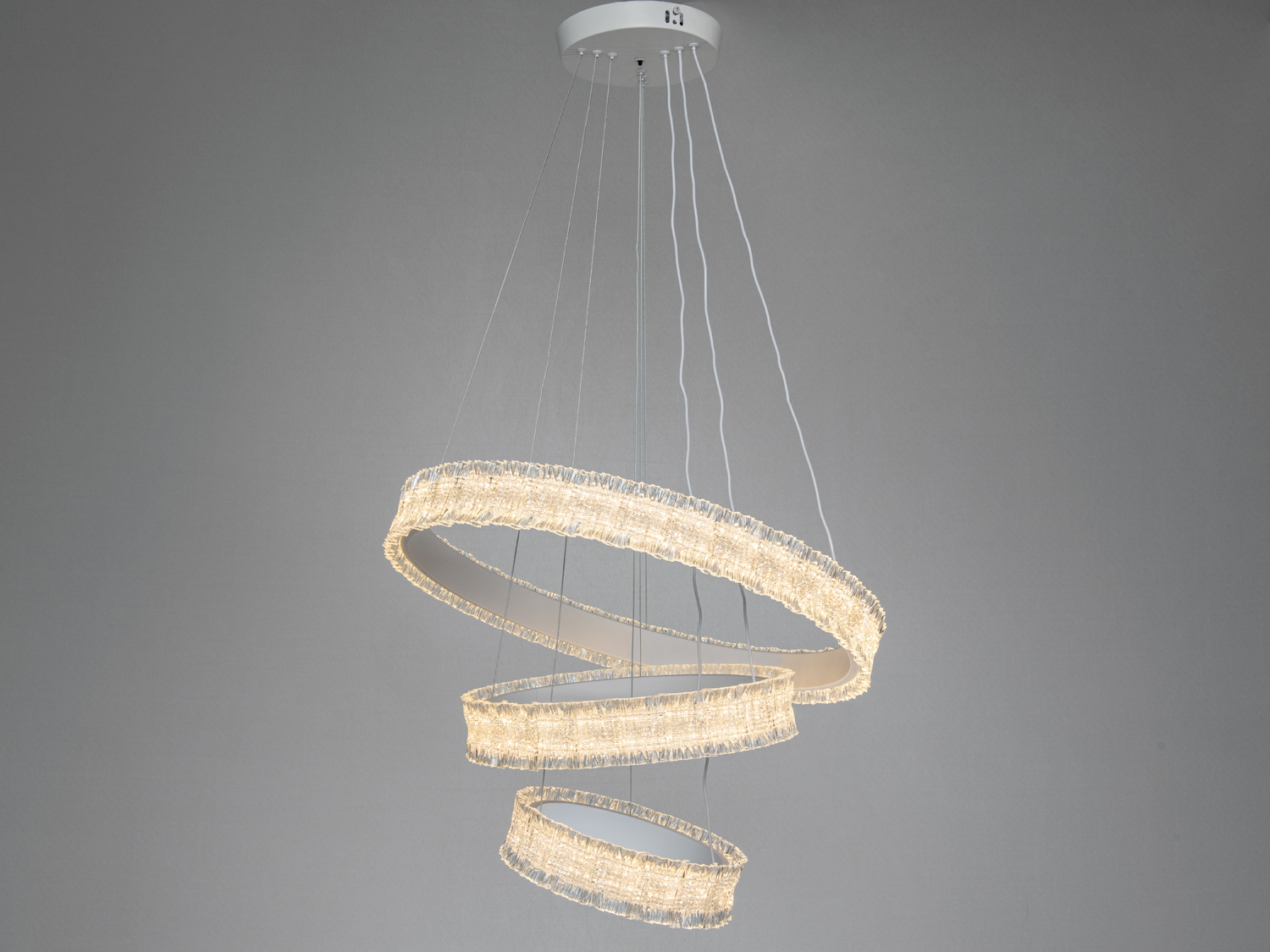 Три кільця підвісного світильника, виконані з прозорого матеріалу. Призначений для сучасного інтер′єру. Пульт дистанційного керування в комплекті.