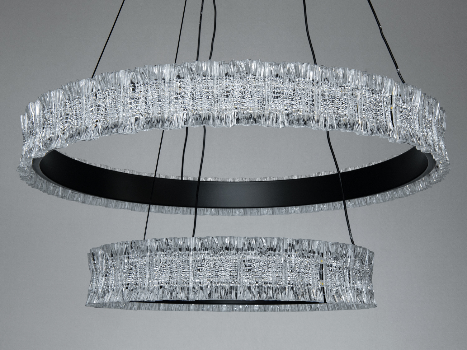 Дизайнерський світильник з двома кільцями, скло та метал, підвісний монтаж, регульована висота.