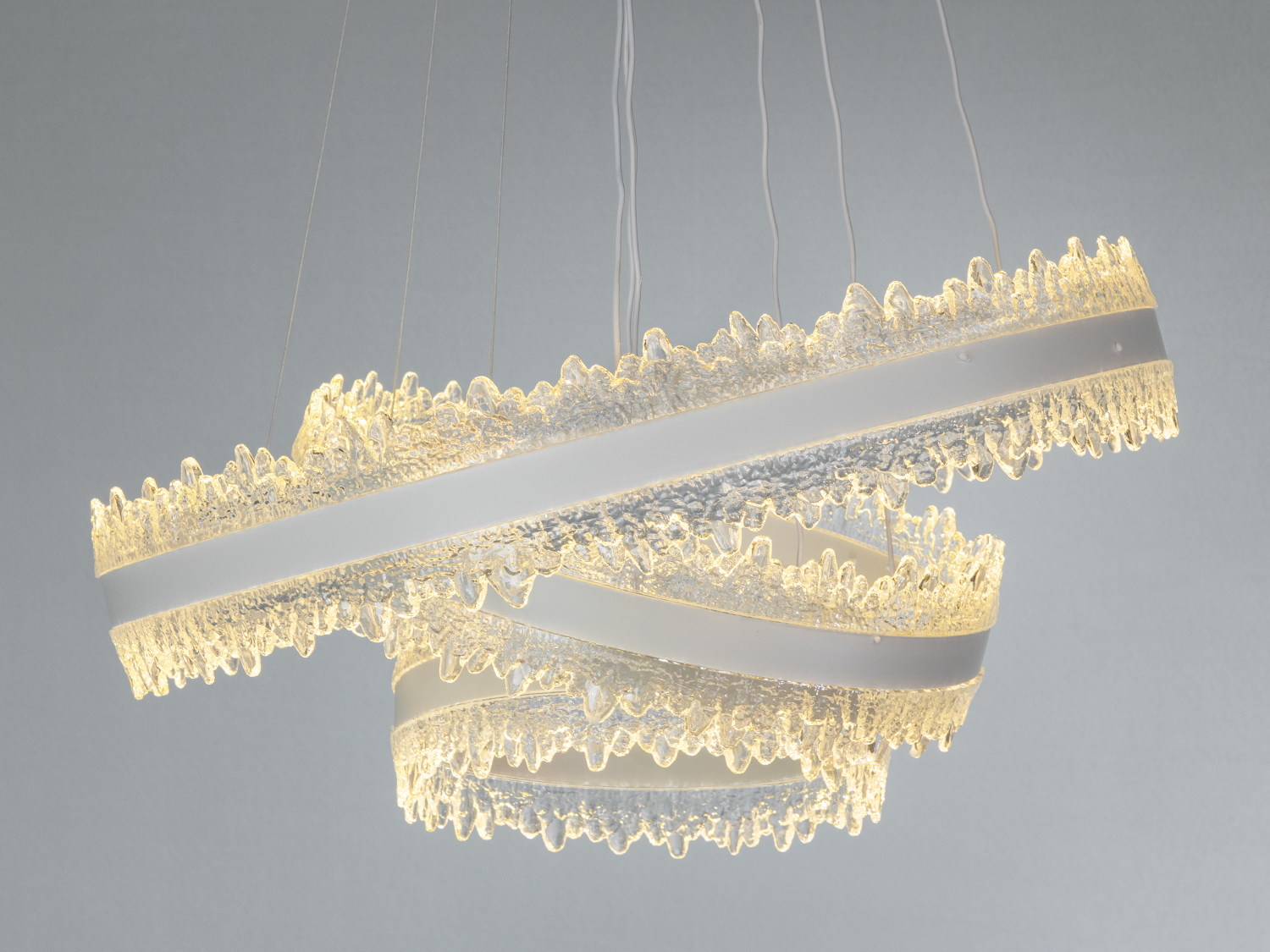 Кільця люстри мають текстуровану поверхню, що надає їм унікальний вигляд при ввімкненому теплому освітленні.