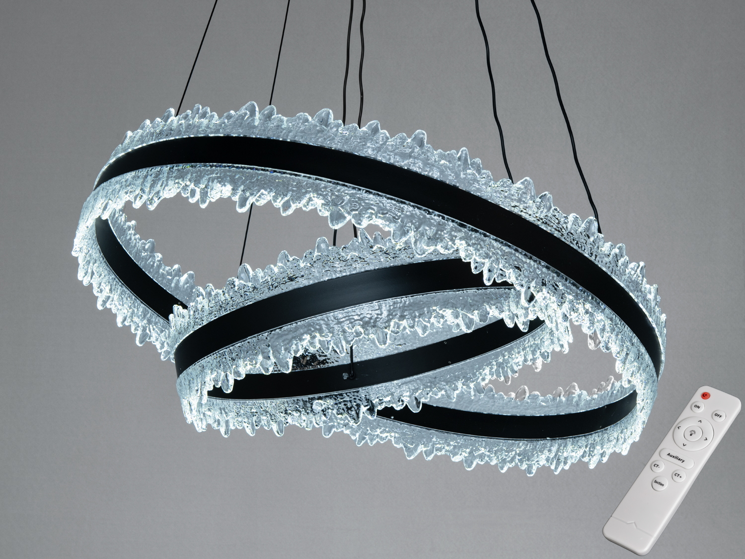 Підвісний світильник з кришталевими кільцями, що створюють ефект хвиль. Оснащений пультом для дистанційного керування яскравістю.