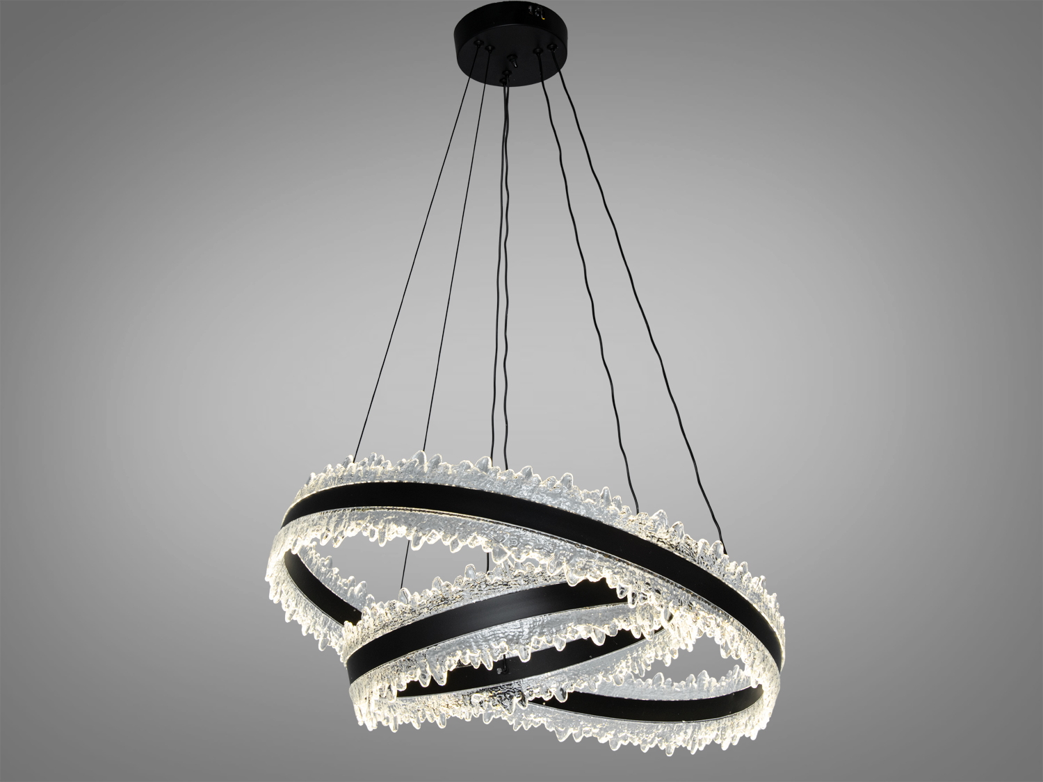 Світильник з трьома підвісними кільцями з кришталю, що підходить для сучасних інтер′єрів. Кріплення до стелі на чорній основі.