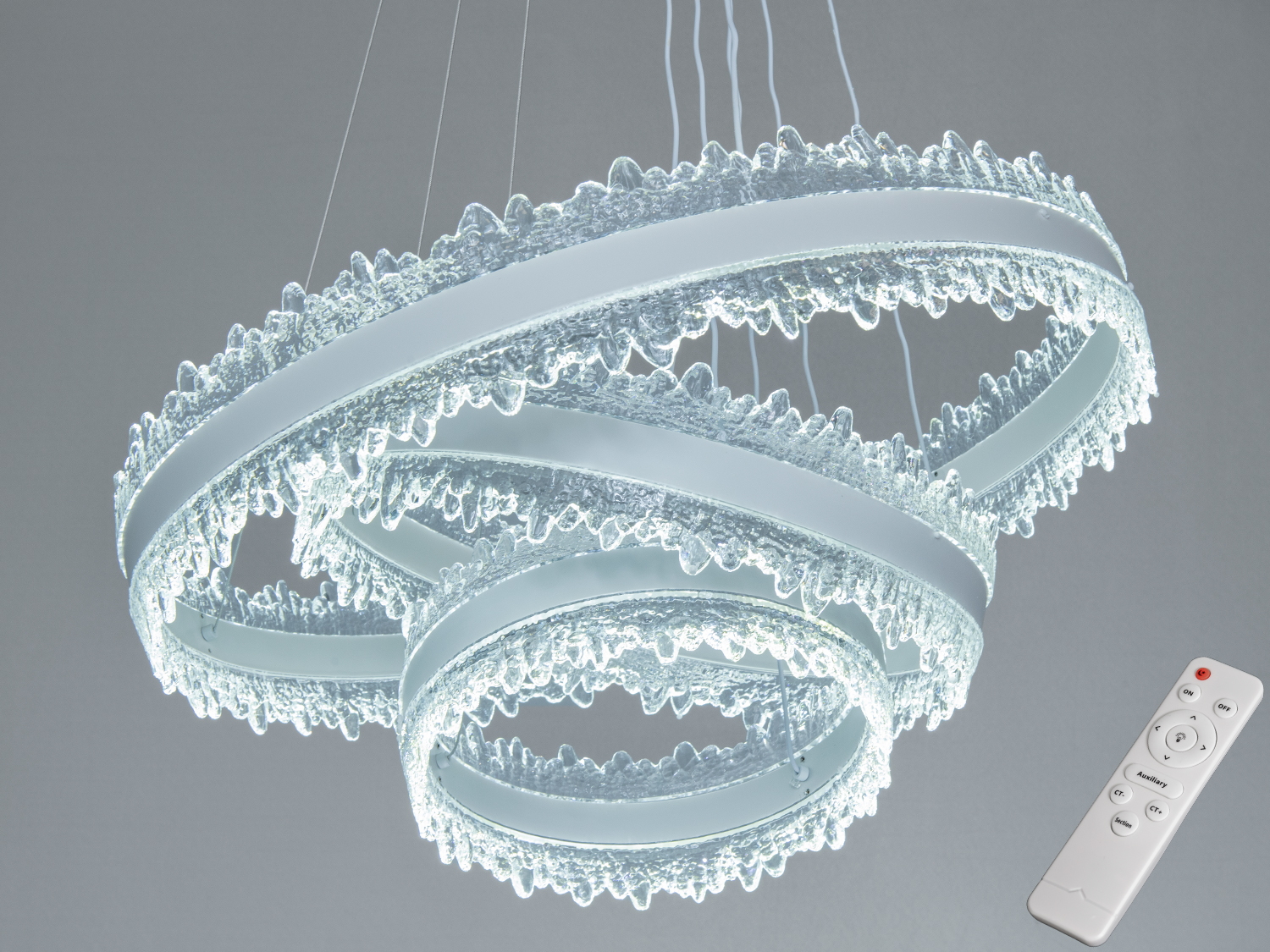 Біла світлодіодна підвісна люстра з 3 кільцями, 185 Вт, з пультом для регулювання яскравості. Орієнтовно для кімнат до 31 м², кристалічні елементи.