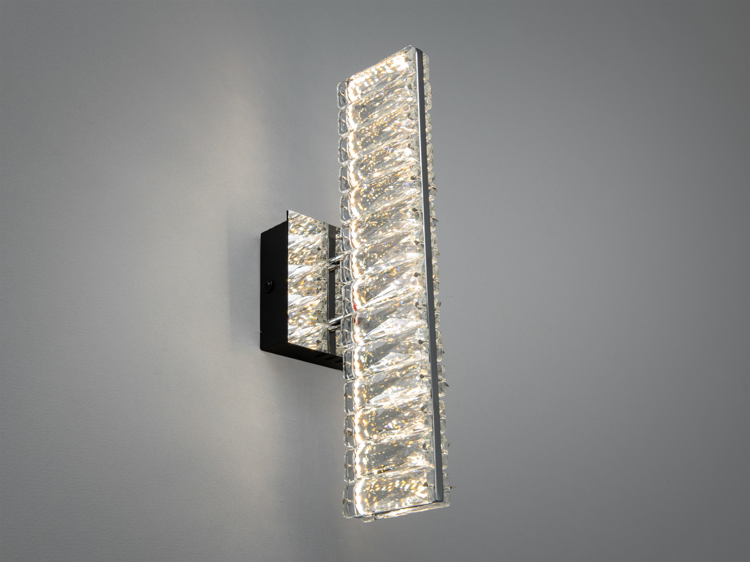 Скляний настінний світильник з вертикальним розташуванням, забезпечує тепле освітлення. Ідеальний для ванних кімнат.