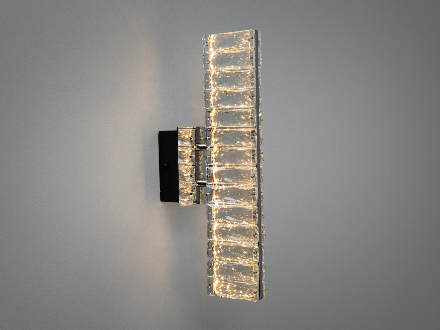 Горизонтальний настінний світильник зі скла, створює м′яке освітлення. Підходить для спалень.