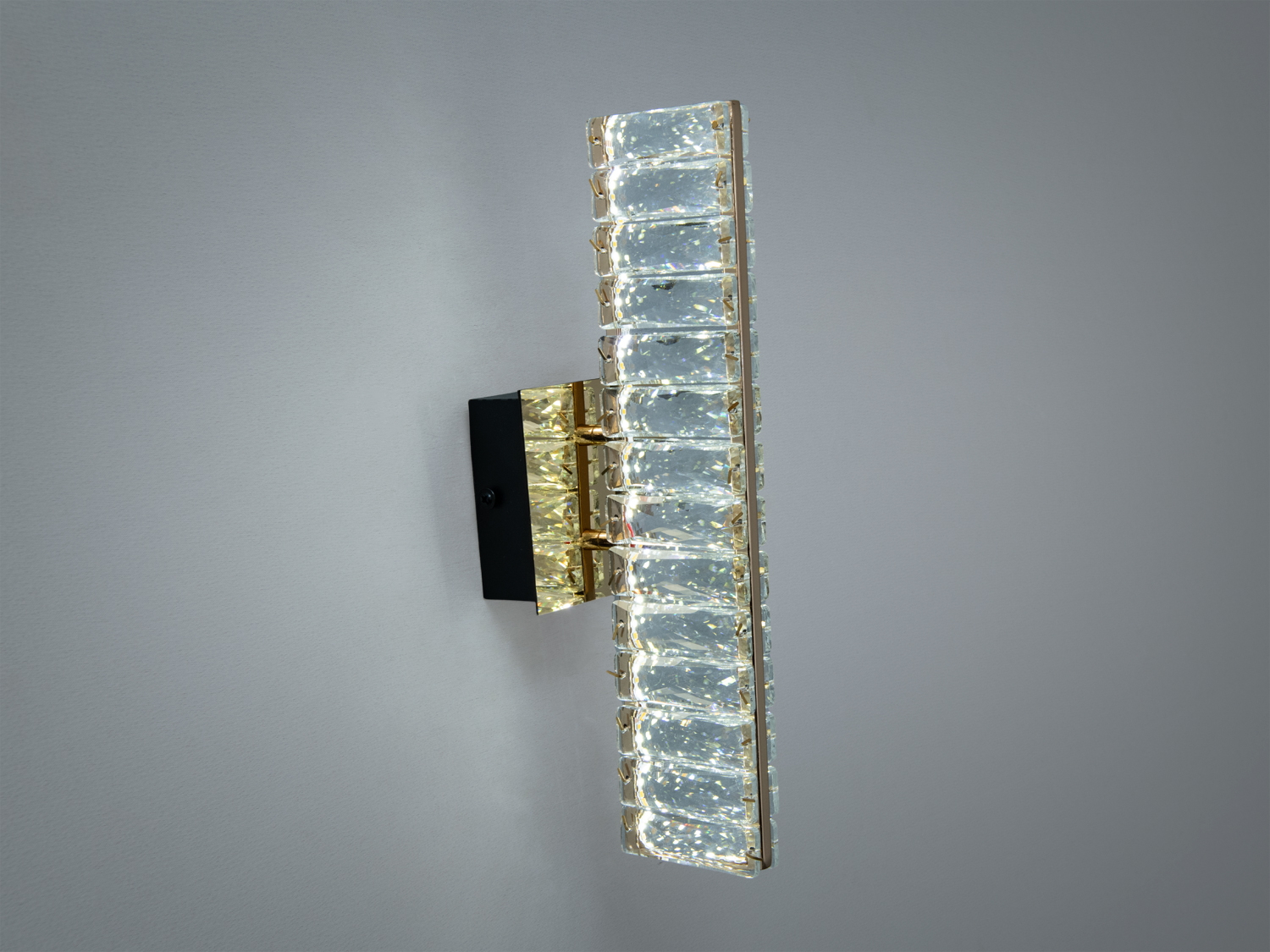 Прямокутний світильник з прозорого скла, що випромінює холодне світло. Кріплення на чорній основі для сучасного інтер′єру.