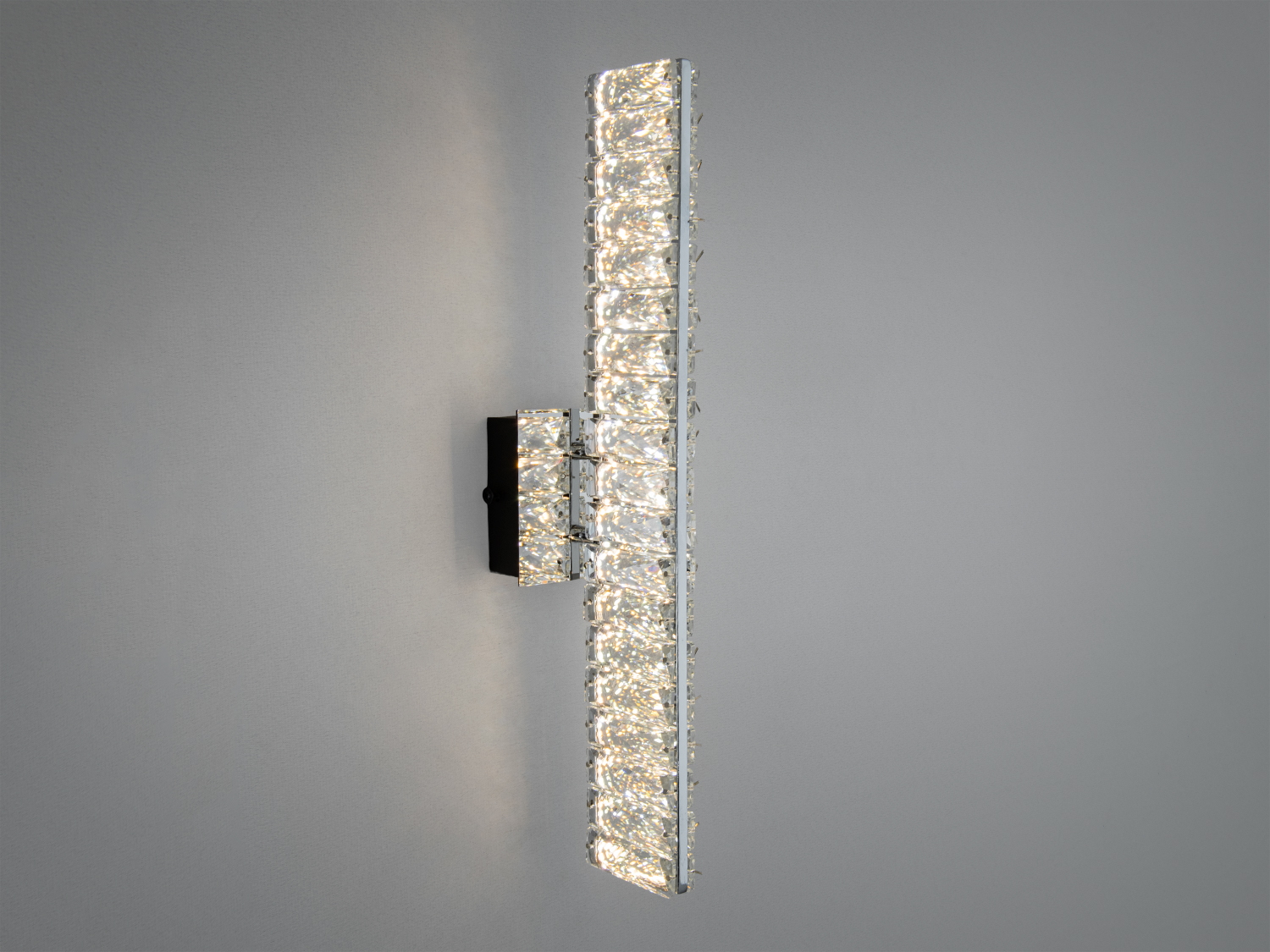 Кришталеве настінне бра Diasha у хромі з LED 15 Вт. Мʼяке розсіяне світло, хромований метал і кришталеві елементи для сучасних інтерʼєрів.