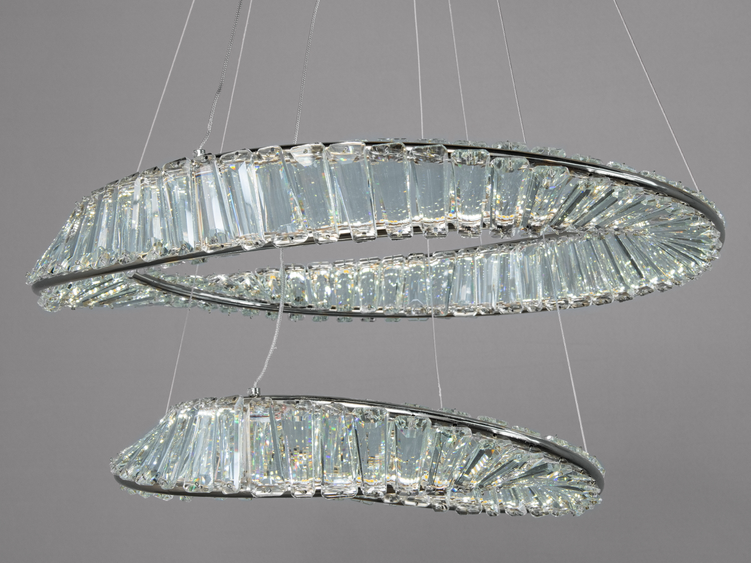 Світильник з кришталевими кільцями, що створюють ефектний блиск. Підвісна конструкція підходить для сучасного інтер′єру.