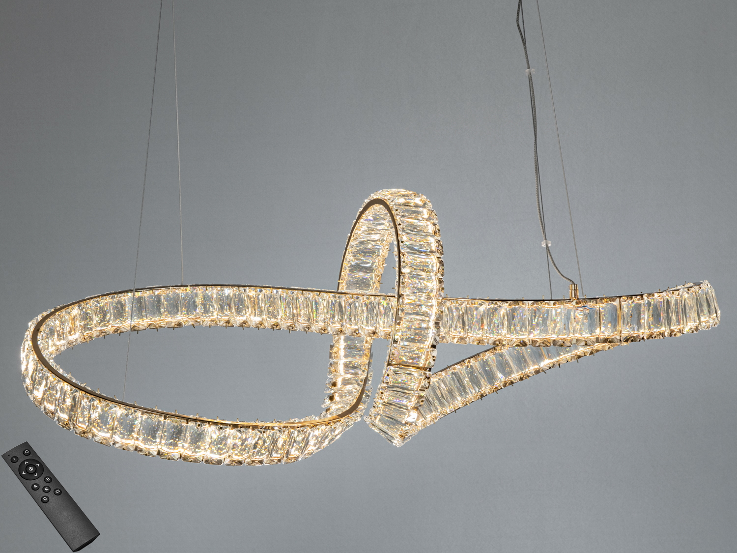 Кришталева підвісна LED люстра Diasha у золоті, 85 Вт, з пультом регулювання яскравості. Рекомендована для кімнат до 15 м² і сучасних інтер’єрів.