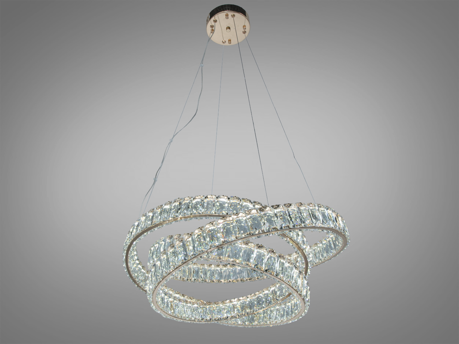 Люстра з кристалами в формі переплетених кілець, підходить для монтажу на стелі. Використовується для акцентного освітлення.