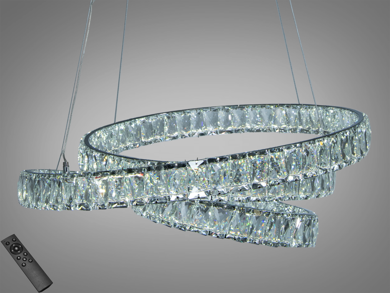 Підвісний світильник з кристалами, що утворюють дві переплетені кільця. Оснащений пультом дистанційного керування для зручності використання.