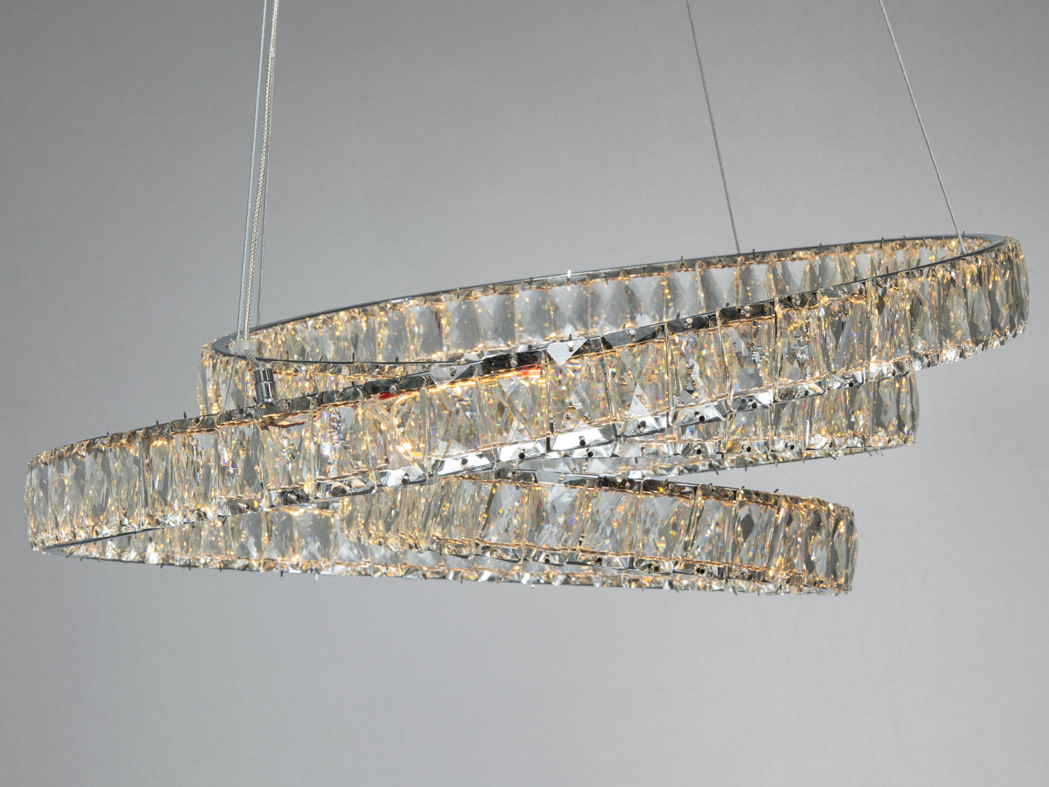 Підвісний світильник з двома кристалічними кільцями, що створюють ефектний світловий малюнок. Підвісна конструкція на тросах.