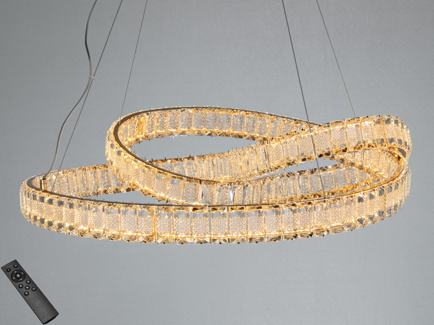 Кришталева LED-люстра у золоті, 92 Вт, з пультом для регулювання яскравості. Підходить для приміщень до 16 м², сучасний дизайн з переплетеними кільцями.