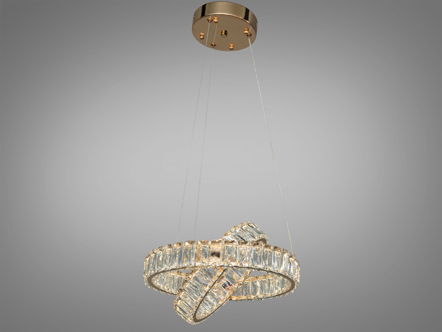 Підвісна люстра з кришталевими кільцями, кріпиться до стелі. Ідеальна для сучасного інтер′єру, додає елегантності простору.