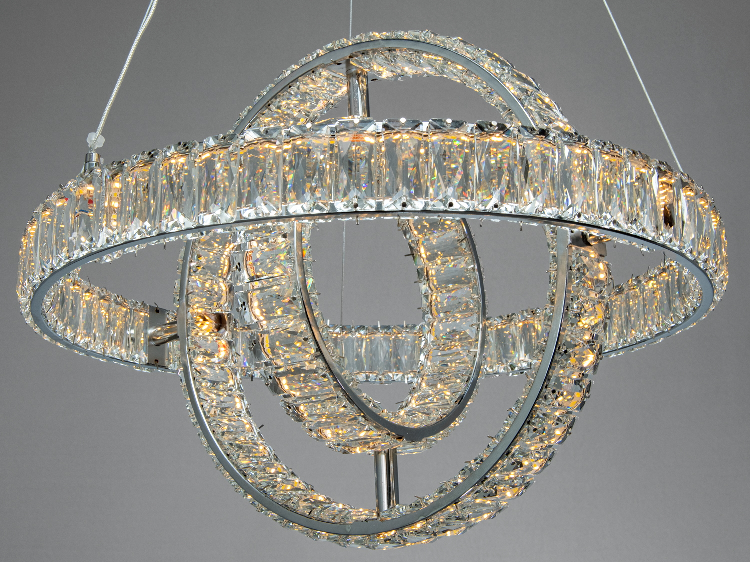 Світильник з LED підсвіткою, кристалічний дизайн, підвісний монтаж, для просторих приміщень.