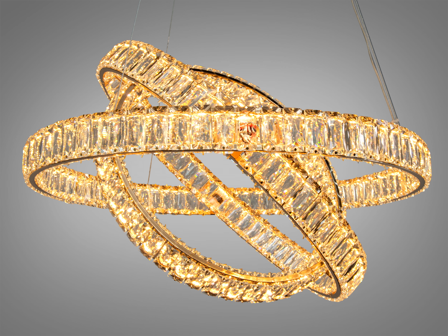 Кільцева люстра з кристалами, що випромінює тепле світло. Ідеальна для створення затишної атмосфери.