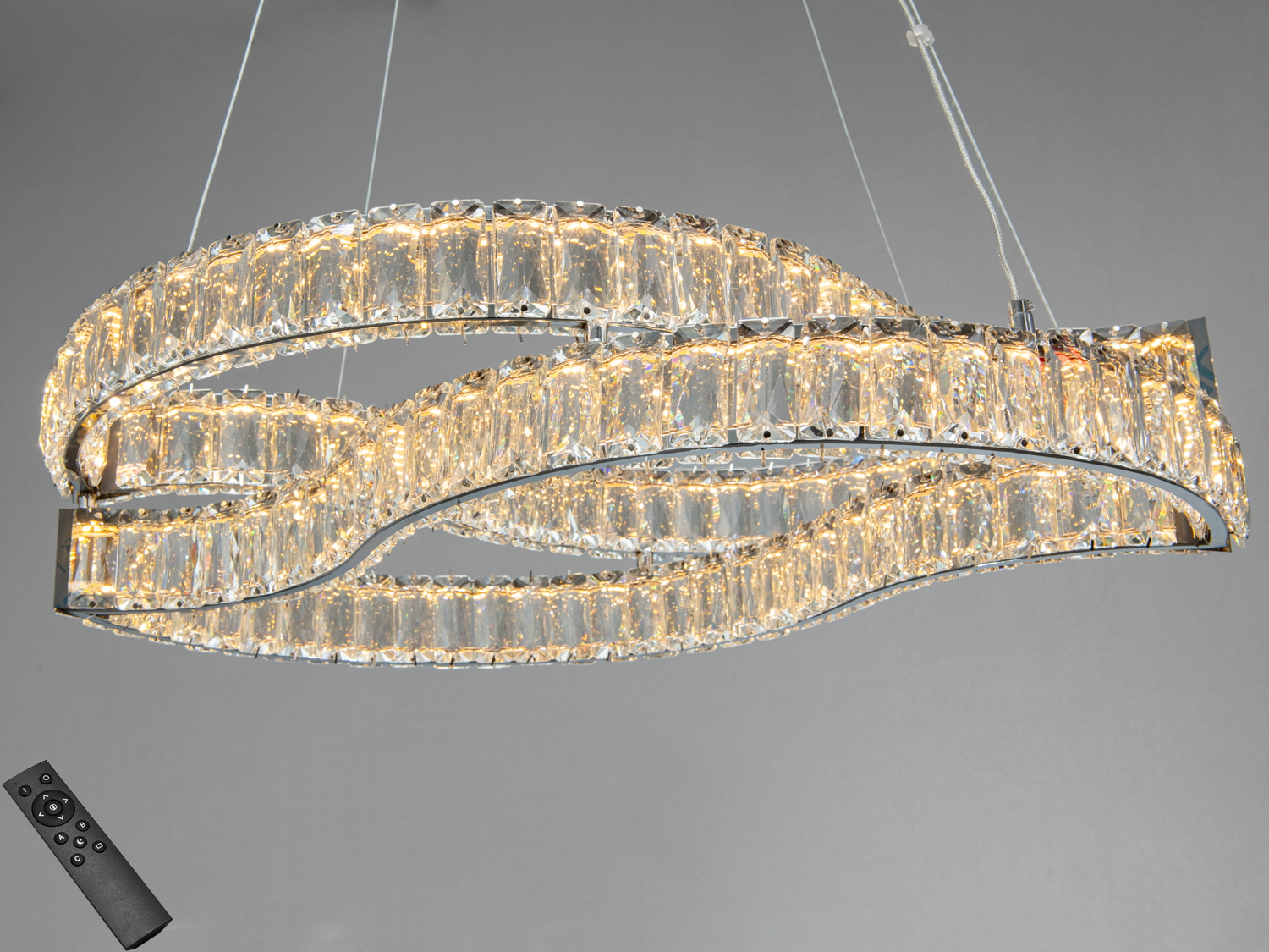 Підвісна люстра з кришталевими елементами, що створюють хвилясту форму, з дистанційним керуванням для сучасного інтер′єру.