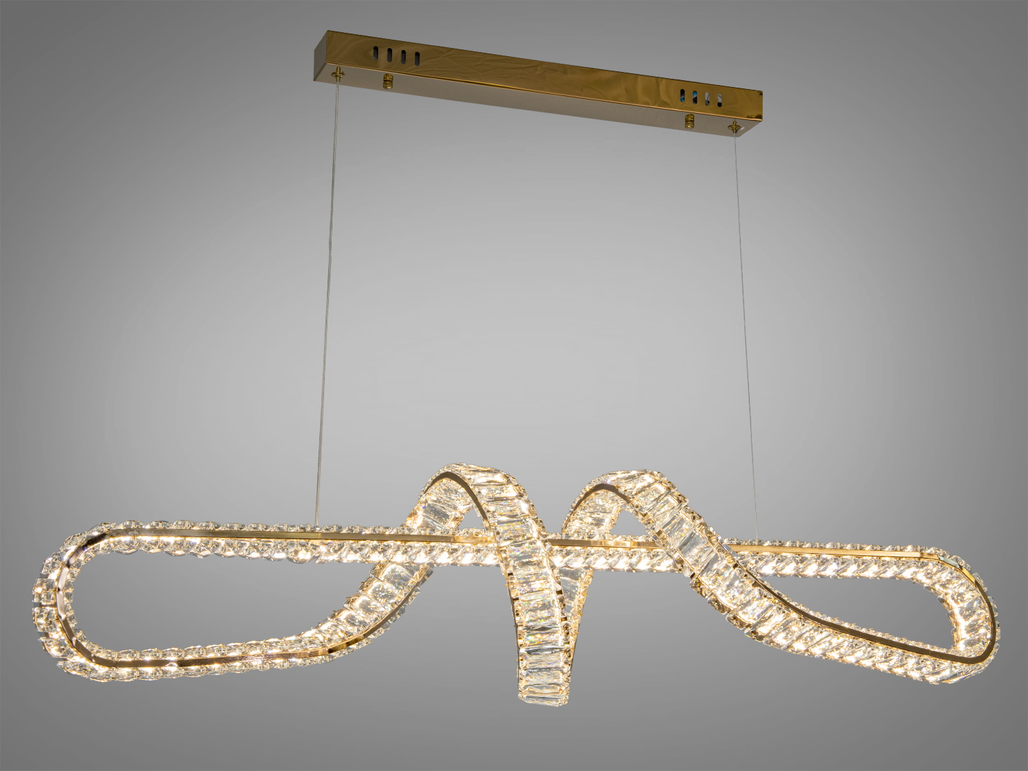 Підвісна люстра з кристалами, вигнута форма, тепле світло. Ідеальна для освітлення просторих кімнат.