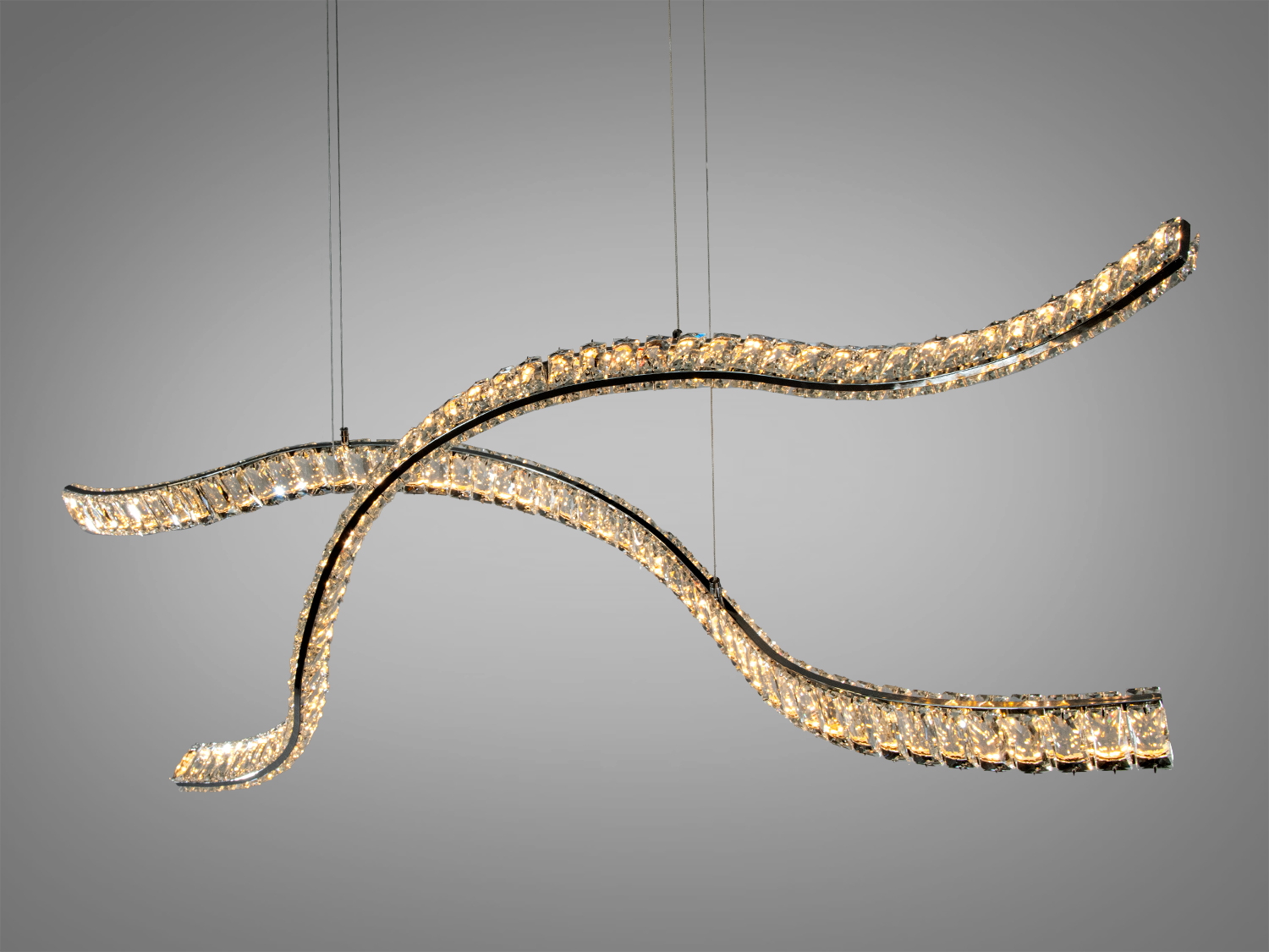 Підвісний світильник з перехресними хвилями, що створюють динамічний ефект. Ідеально підходить для сучасного інтер′єру.