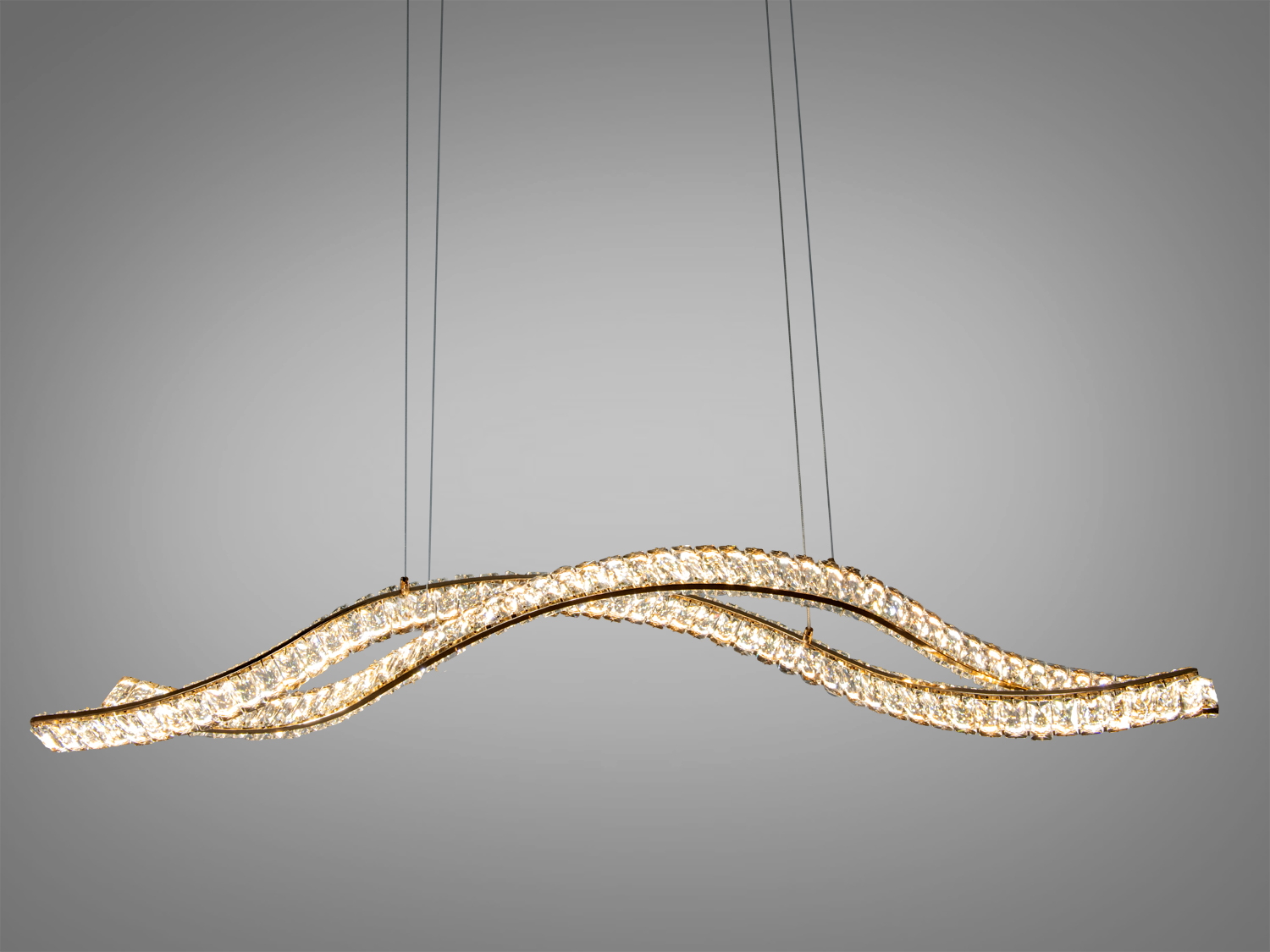 Світильник підвісний з хвилястим дизайном, підвішений на тонких тросах. Ідеальний для вітальні.