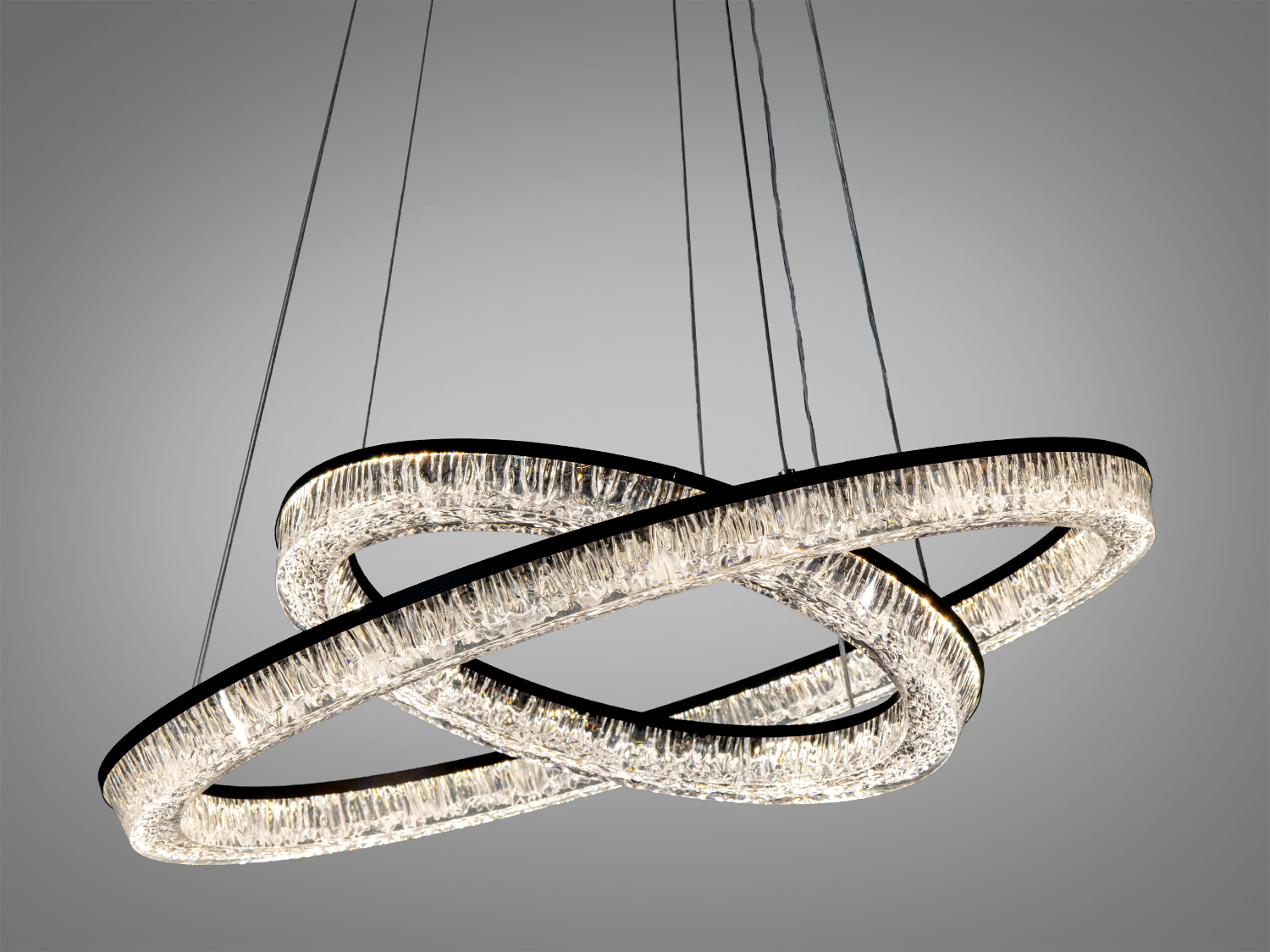 Стельовий світильник з переплетеними кільцями, виконаний з прозорого матеріалу. Підходить для вітальні або офісу.