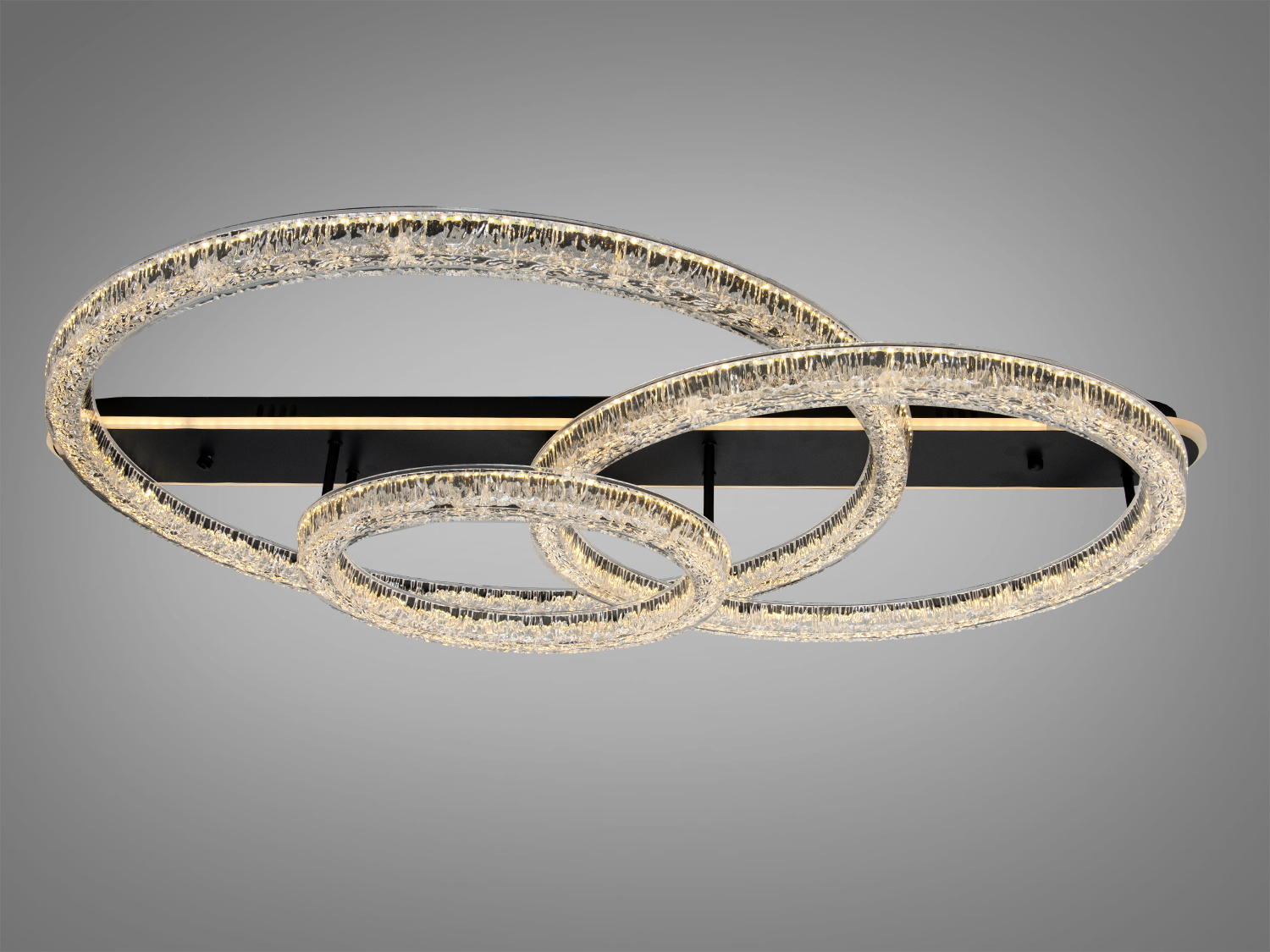 Світильник з трьома кільцями в горизонтальній орієнтації, виготовлений з металу та скла. Ідеальний для освітлення вітальні.