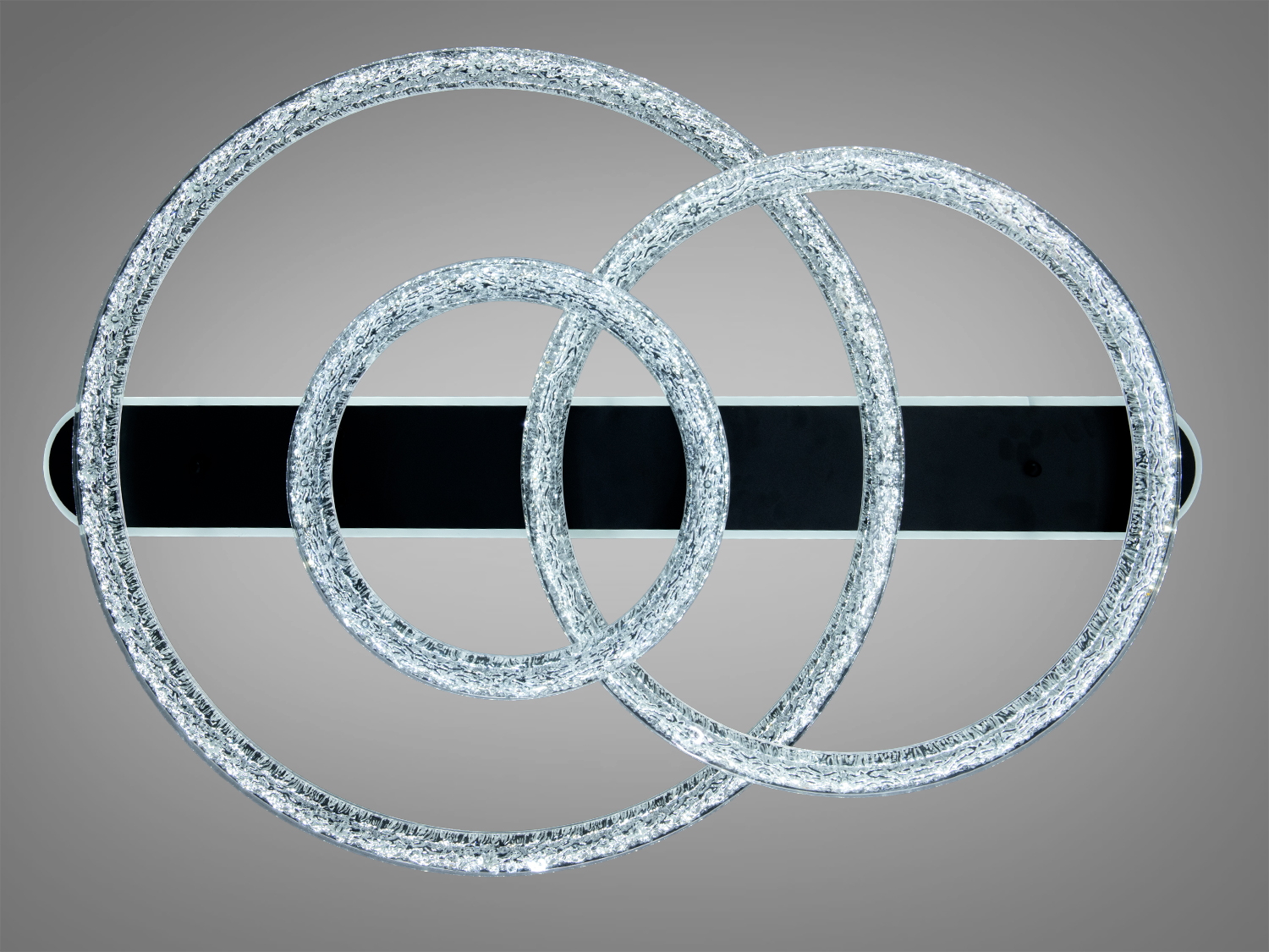 Декоративний світильник з трьома кільцями, які створюють ефект переплетення. Використовується для стельового монтажу.