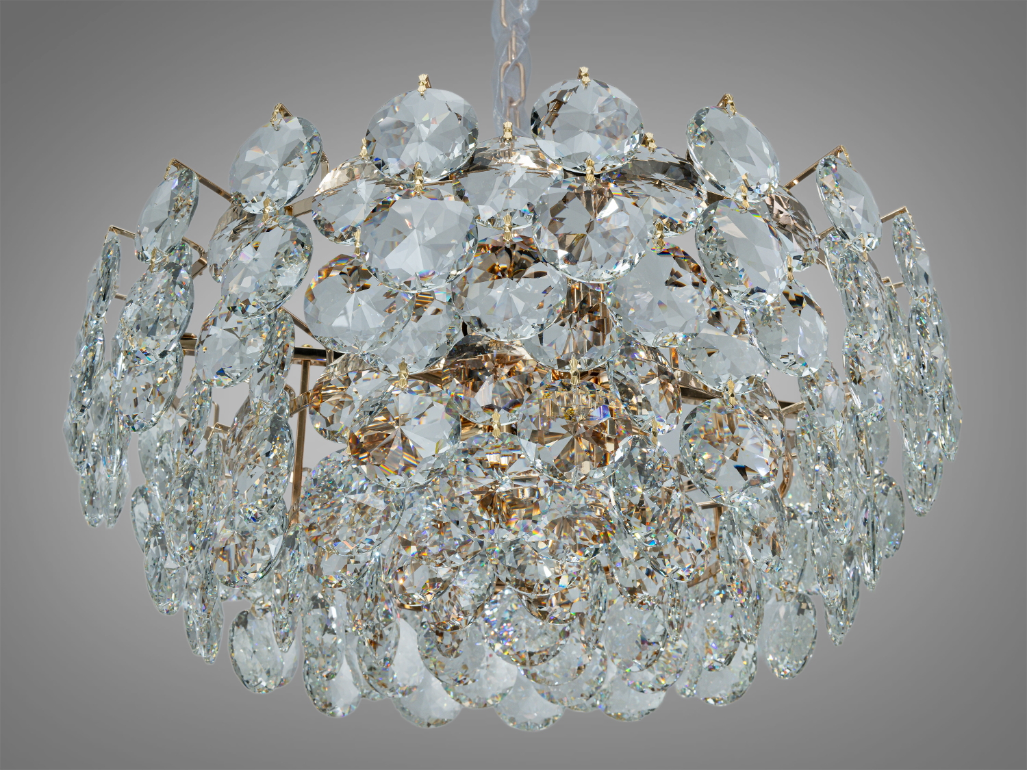 Кришталеві підвіски люстри створюють ефектний блиск, підкреслюючи елегантність. Металевий каркас забезпечує надійність конструкції.